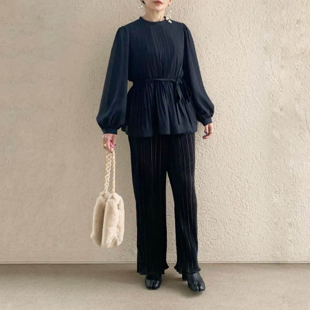 ayakonbubuさんのインスタグラム写真 - (ayakonbubuInstagram)「#ブラックコーデ　が続いてしまった🤣🤣🤣  まぁ前のはグレーなんだけどね😁  @gu_global  #GU新作　で揃えてみた❤️  #ランダムプリーツドローストリングパンツ  #プリーツブラウス @gu_for_all_   shoes  @welleg_shoes   bag  #ジーユー  -------------------------------- #こんぶコーデ  #カジュアルコーデ  #大人カジュアル#ママファッション #プチプラ#プチプラコーデ#アラフォーコーデ#アラフォーファッション #40代ファッション #シンプル#シンプルコーデ #ファッション#ママコーデ#ママ#大人可愛い #ゆるコーデ #ママリ #ママリファッション #lucrajp#locari #gu秋コーデ2020  #みんなのguコーデ #locari #gu_for_all」12月15日 19時34分 - ayakonbubu