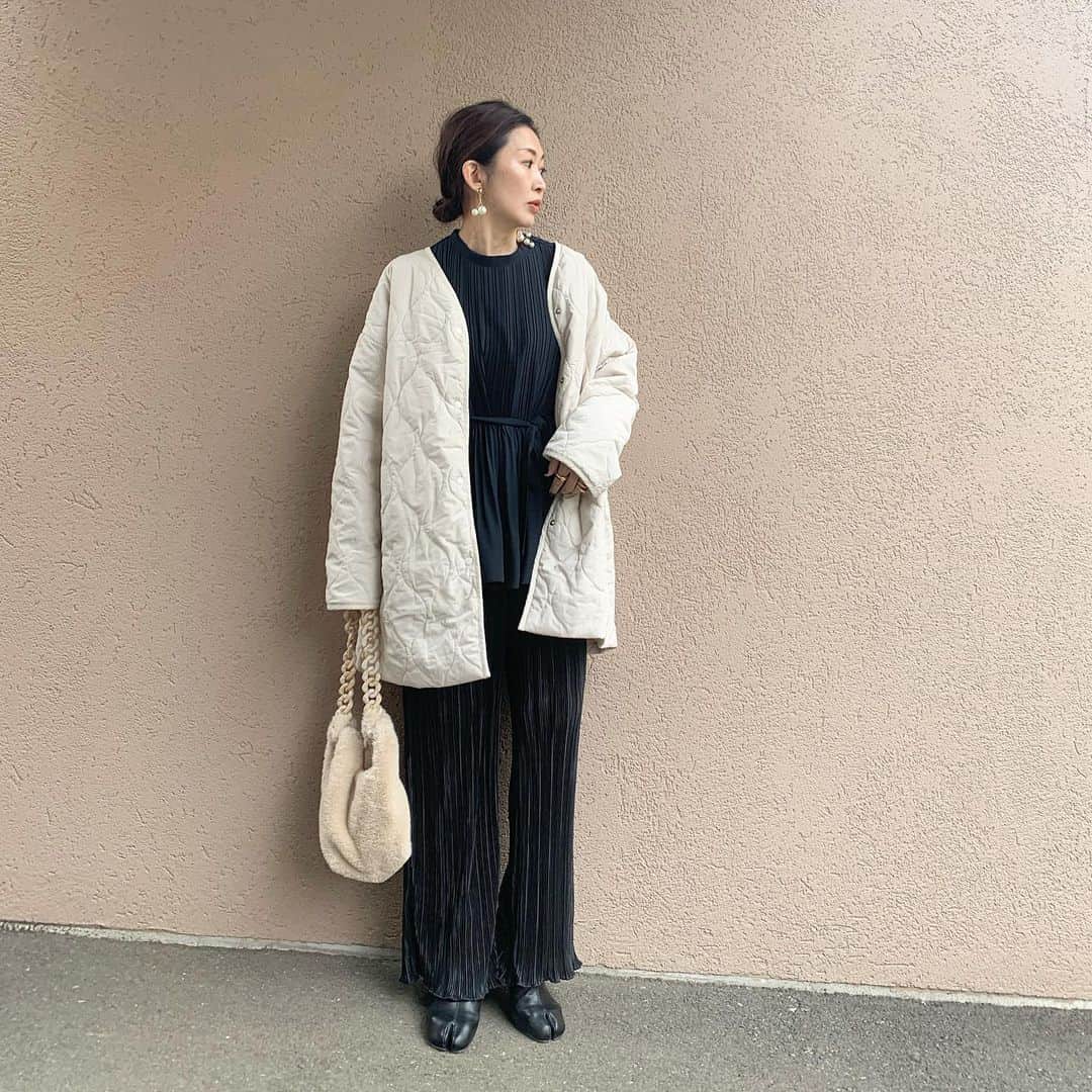 ayakonbubuさんのインスタグラム写真 - (ayakonbubuInstagram)「#ブラックコーデ　が続いてしまった🤣🤣🤣  まぁ前のはグレーなんだけどね😁  @gu_global  #GU新作　で揃えてみた❤️  #ランダムプリーツドローストリングパンツ  #プリーツブラウス @gu_for_all_   shoes  @welleg_shoes   bag  #ジーユー  -------------------------------- #こんぶコーデ  #カジュアルコーデ  #大人カジュアル#ママファッション #プチプラ#プチプラコーデ#アラフォーコーデ#アラフォーファッション #40代ファッション #シンプル#シンプルコーデ #ファッション#ママコーデ#ママ#大人可愛い #ゆるコーデ #ママリ #ママリファッション #lucrajp#locari #gu秋コーデ2020  #みんなのguコーデ #locari #gu_for_all」12月15日 19時34分 - ayakonbubu