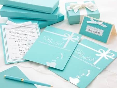 ブライダルアイテム専門店UPLANさんのインスタグラム写真 - (ブライダルアイテム専門店UPLANInstagram)「ティファニーブルーの招待状👠✨  当日結婚式のテーマカラーは、 ティファニーカラーにしたいな💒 とお考えの新郎新婦様🤵👰♥️  招待状から演出してみませんか😊  こちらの招待状👠 台紙は、ミントブルーの間に厚紙を入れ両面貼り合わせて特厚な仕上がりになっています✨  ですので薄い感じはなく☝️ 手に取った時にちょっとした高級感が感じられます😌✨ ※サンプルもありますのでぜひ、 実際お手にとってお確かめください✨  表紙は、 ☑️シルバー箔押しタイプと ☑️ホワイト箔押しタイプの ２パターンをご用意しており、 箔押し部分は艶っ✨キラッ✨とした感じで仕上がっています✨👠  そして裏面にはインフォメーション✨ 当日の詳細をしっかり記載しましょう💒 こちらは印刷したホワイトペーパーを貼り付ける感じで仕上げております😊  インフォメーション上部分には、 ホワイトのリボンがちょこんと🎵 ※封筒にしっかり収まりますのでご安心くださいね👐✨  思わず写真立てに入れたくなるような✨ ご自宅の壁に飾りたくなるような♥️  そんな招待状になっています😊✨  注文したいけど、 色味どんなんだろ🤔？ 厚みとかどんなんだろ🤔？ と、気になった方はぜひサンプル請求ページよりお進みください😊  UPLANのホームページは、プロフィール( @uplan_wedding )URLからご確認いただけます♪ ﻿ ♥･*:.｡ ｡.:*･ﾟ♡･*:.｡ ｡.:*･ﾟ♥･*:.｡ ｡.:*･ﾟ♡･*:.｡ ｡.:*･ﾟ♥﻿  💒フェス婚のもれなくもらえるキャンペーンは5特典全て付いてきます♪ぜひ、ご利用ください💪  💒なかなかご準備が進まず、急いで準備で、納期が心配な新郎新婦様 ▶お任せください！最短1週間で印刷し納品も可能です💪﻿特急料金などは一切不要です♪ ﻿ 💒コロナの影響で注文数の変更があるかも…？そんなご心配を抱えている新郎新婦様 ▶︎商品発送直前に、決定部数にてご入金頂いてますので直前まで部数の変更は可能です💪﻿  💒直接会って打ち合わせしなくても、メールだけで大丈夫かな…？と心配の新郎新婦様 ▶︎オンライン相談室を開設しました💪﻿ぜひ、ご予約ください☆当社商品とは関係なく、結婚式ご準備で抱えているお悩み、何でもご相談ください💪﻿ ﻿ ご準備が思うように進まず不安なかたに少しでもご結婚式の準備を安心して楽しいと思える日々にしてもらいたい❣️﻿ ﻿ UPLANはそんな気持ちで新郎新婦さまを全力で応援しているブライダルアイテム専門店です！﻿ ﻿ ♥･*:.｡ ｡.:*･ﾟ♡･*:.｡ ｡.:*･ﾟ♥･*:.｡ ｡.:*･ﾟ♡･*:.｡ ｡.:*･ﾟ♥  #招待状ティファニーブルー #ティファニーブルー招待状 #ティファニー婚 #ティファニーウェディング #ペーパーアイテム #招待状 #席次表 #席札 #結婚式招待状 #招待状手作り #招待状diy #結婚式席次表 #結婚式席札 #2021春婚 #2021夏婚 #2021秋婚 #2021冬婚 #プレ花嫁2021 #結婚式延期 #負けるなちーむ2021﻿ #ちーむ0313 #ちーむ0314 #ちーむ0320 #ちーむ0321 #ちーむ0327 #ちーむ0328 #ちーむ0403 #ちーむ0404」12月15日 19時34分 - uplan_wedding