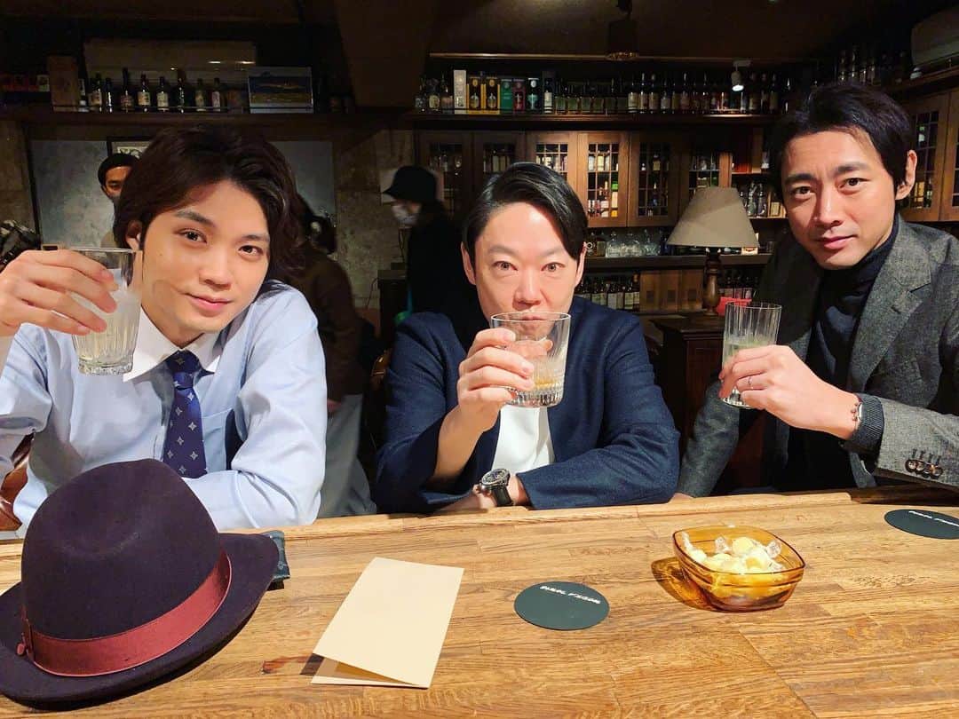 のインスタグラム：「【こいはは 最終回まであと3日‼️】 この3人のバーのシーンも見納めです… どんな決意をし、どこへ向かって行くのでしょうか… ぜひ、最後まで一緒に見届けてくださいね☺️ #tbs #金曜ドラマ #恋する母たち #こいはは #だめキュン #木村佳乃 #吉田羊 #仲里依紗 #小泉孝太郎 #磯村勇斗 #奥平大兼 #宮世琉弥 #藤原大祐 #渋川清彦 #玉置玲央 #矢作兼 #阿部サダヲ #もはや沼しかないバー #どこ行ったらこんなハンサム揃ってるの #恋とハンサムのカクテルで #飲まなくても泥酔確定 (#誰か運んでくれませんか) #だめキュントリオ」