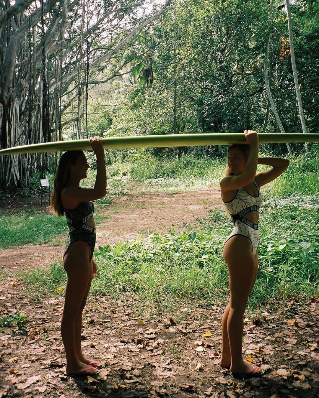 ILAのインスタグラム：「Girls surf hangout session 💕 @mahina.akaka & @aloha.elise wearing our new collection // all out online now • • • #sigonsmith  #hayn #ILASWIM」