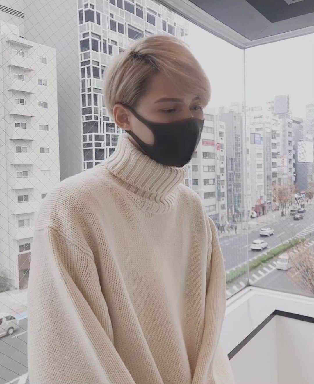 ダーウィン廉さんのインスタグラム写真 - (ダーウィン廉Instagram)「• • • • • ホワイトコーデ×ハイトーンヘアー❄  (過去写真です。)  • • • • • • • • • • #insta #followｍe  #selfie #自撮り #芸能   #今日好きになりました  #今日好き #モデル #俳優  #サロンモデル #サロン #美容師  #撮影データ #撮影依頼募集中  #美容 #美容室 #メンズヘア #前下がりマッシュ  #メンズヘアスタイル  #メンズセット #マッシュ  #刈り上げ #ハイトーンカラー #ハイトーン #ヘアカラー  #いいね  #韓国  #韓国ファッション   #おしゃれさんと繋がりたい」12月15日 19時38分 - nagase_all