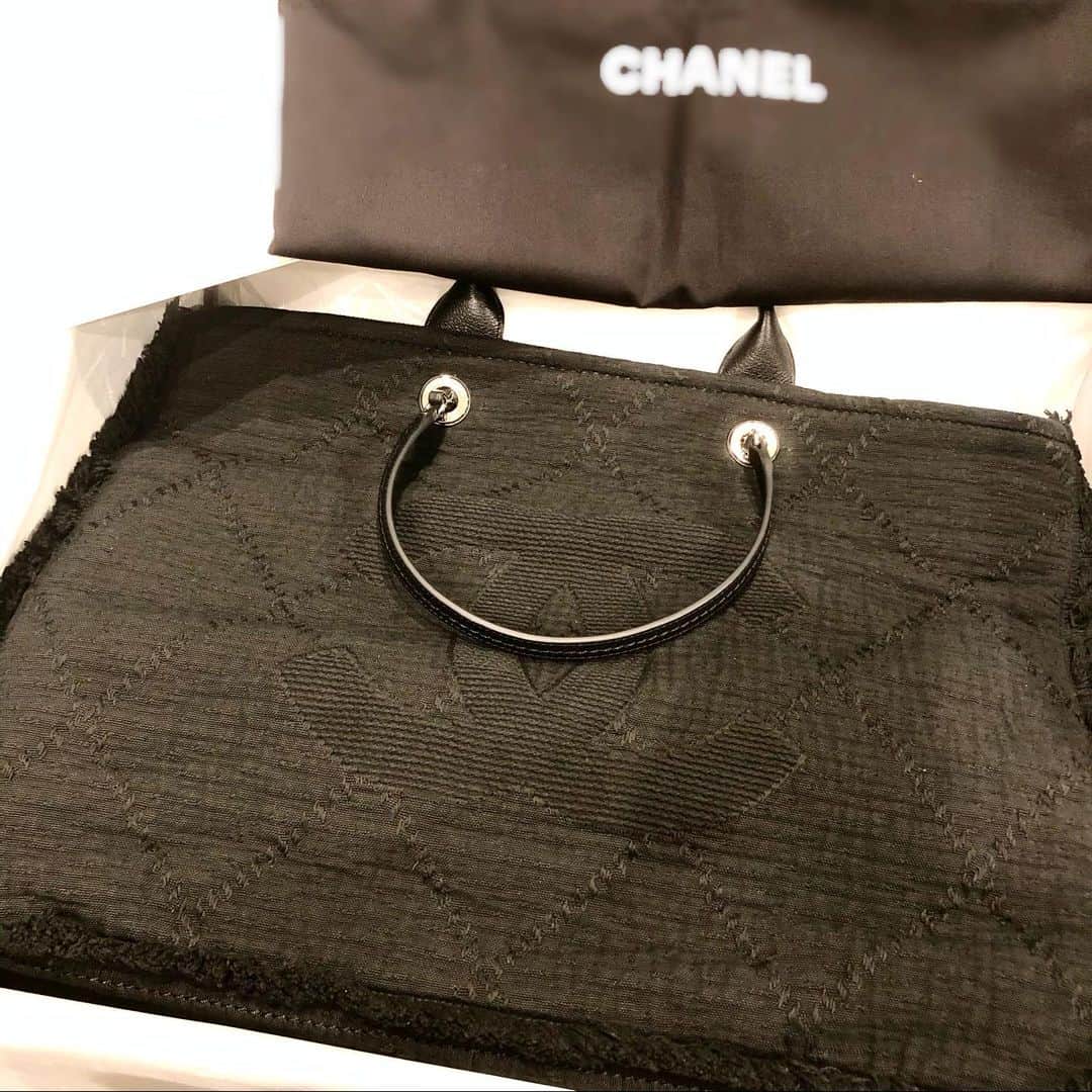AYUMIのインスタグラム：「. ・ 旦那さんからお誕生日プレゼント第２弾🥺🎁 ・ サイズ&形違いのCHANELのショッピングバッグ💓💓 ・ 旅行とかゴルフに最適すぎてめちゃくちゃ使えるやつ😭🙏 ・ 1〜2泊出来ちゃうくらいの大きいサイズ且つ肩掛けできるバッグ持ってなくて🥺どっちにしようかずっと迷ってたから本当嬉しい😭💓 ・ しかも中のポケットが充実してて凄く使い易くてこれはかなりポイント高い🥺 ・ 旅行中は旦那さんが持ってくれてたけどかなり大きめだから男性が持ってもデザイン的にも違和感なくてそれもまた兼用できて🙆‍♀️💓 ・ 自分の中でバッグの季節感に拘りがあるんだけどこのシリーズは季節問わないのも良き👏黒でも素材とフリンジで重く見えない🤍 ・ 2枚目は並べて撮ってみた🤍 親子バッグ🥺可愛いすぎる❤️ ・ ・ なんか熱く語ってしまったww ・ 旦那さん♡ いつも本当にありがとう🙇‍♀️✨ ・ ・ #chanel #chanelbag」