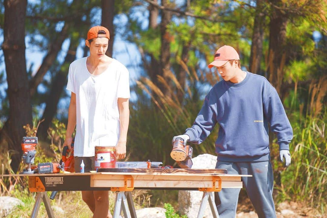 ユン・ドゥジュンのインスタグラム：「오늘 밤도 #땅만빌리지  와 함께!! 날씨가 많이 추워요! 모두 감기조심합시다!!」