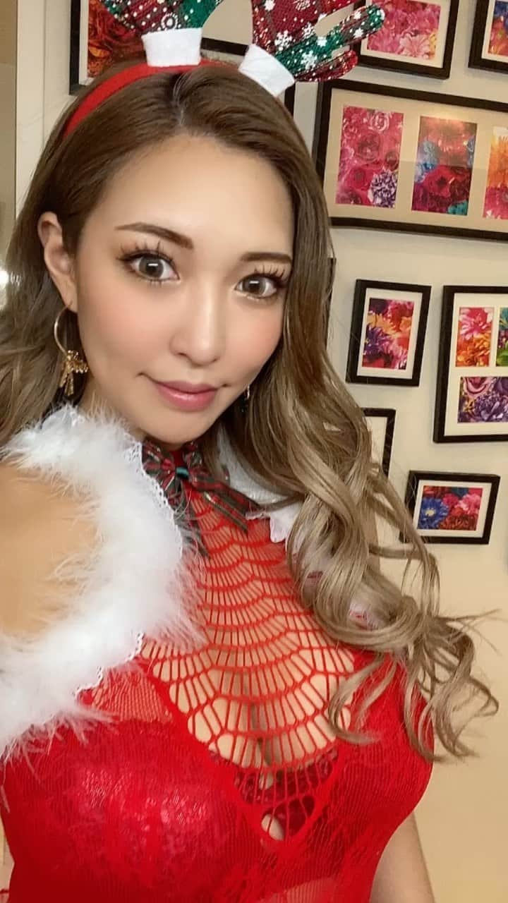 桃瀬とものインスタグラム：「サンタ撮影〜って思ってたらトナカイだった🤔🎄六本木ティースタイルでこの衣装で24.25日コスプレデーやるのでぜひ生で見に来てね🍑💓🎄 #クリスマス #xmas #コスプレ #ケツスタ」