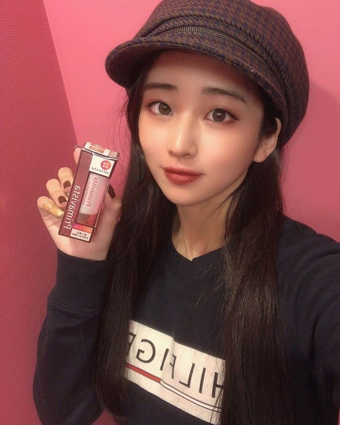 のインスタグラム：「マツキヨ限定のプリマヴィスタ に合わせて　青×赤コーデ💄  マツキヨ限定のプリマヴィスタ🤎は赤と青のとても素敵なパッケージ！ それに合わせたウィンターコーデをしてみました！  スマホケースとネイル💅　 は大好きなボルドー❤️  ワンピースはトミーらしく ネイビーと白と赤🤎  このプリマヴィスタの下地は お肌の色をとても明るくしてくれるので、 顔が明るくなるから とても嬉しい！ マスクをしても崩れにくいし、 花王さんののソフィーナコスメなので 肌の弱い方にも安心！  冬場たくさん使わせてもらいます！  #マツキヨ限定のプリマヴィスタ #プラマヴィスタ #化粧下地 #プリマヴィスタ下地　#ソフィーナ　#ベースメイク　#メイク下地　#マスクメイク　#トーンアップ #トーンアップなのに崩れにくい　#崩れにく#在宅メイク　#ウィンターメイク　#キャスケット　#ネイビーコーデ　#ボルドー　#tommy  #tommyhilfiger #onepiece #red #blue #makeup #skincare #花王」