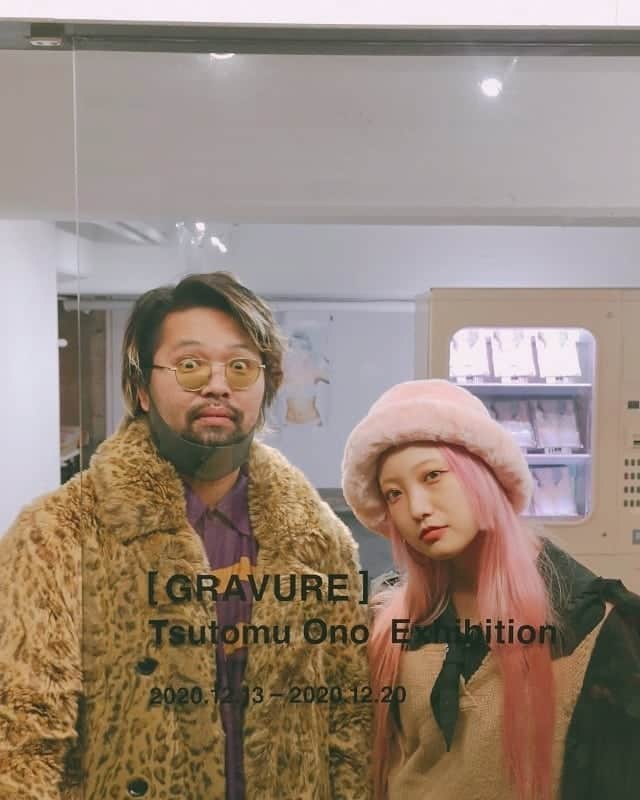 小林レイミのインスタグラム：「#オノツトム 氏の [gravure] exhibition初日にお邪魔してきました👙💘🌟  わたしの作品も入ってるんですー📸❣❣  この #オノツツム シリーズのファンだったのですごく思い出に残る出来事でした🎩🕊️💓  12/20までです😃 ぜひ写真集ゲットしてください😘❤️❤️  #個性被りしちゃいました 🙇‍♀️  #女子が惚れるグラビア  #gravure #exhibition #写真集 #サイゾー」