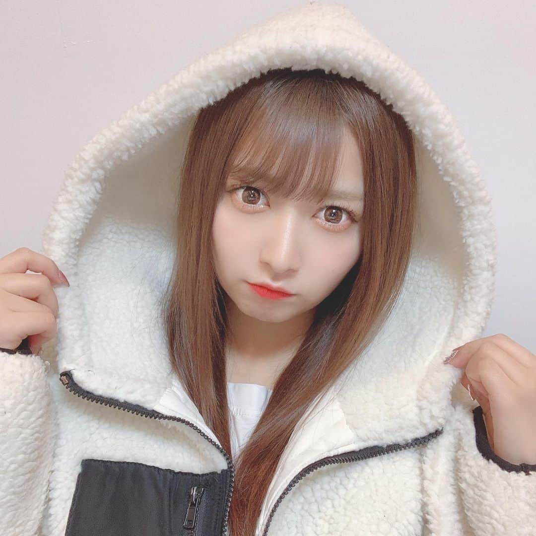 太田里織菜のインスタグラム：「. . 今日めちゃんこ寒いよぉぉ(´；ω；｀) お布団にくるまってる。。。 . . #らぶどる」