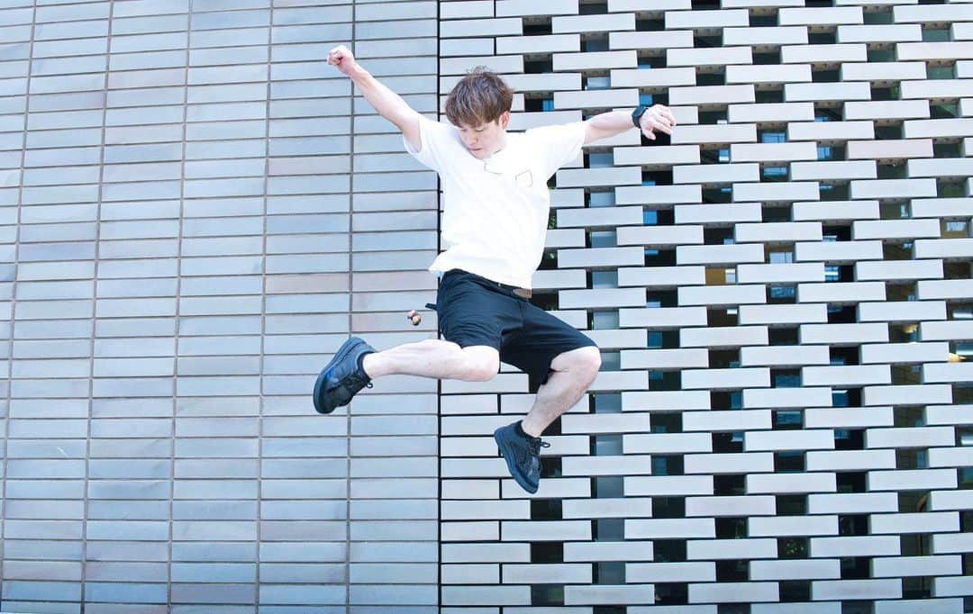石田太志のインスタグラム：「#footbag #taishiishida #freestyle #soccer #follow #worldchampion #performance #performer #instagramer #hackysack #yokohama #minatomirai #hhkb #tshirt」
