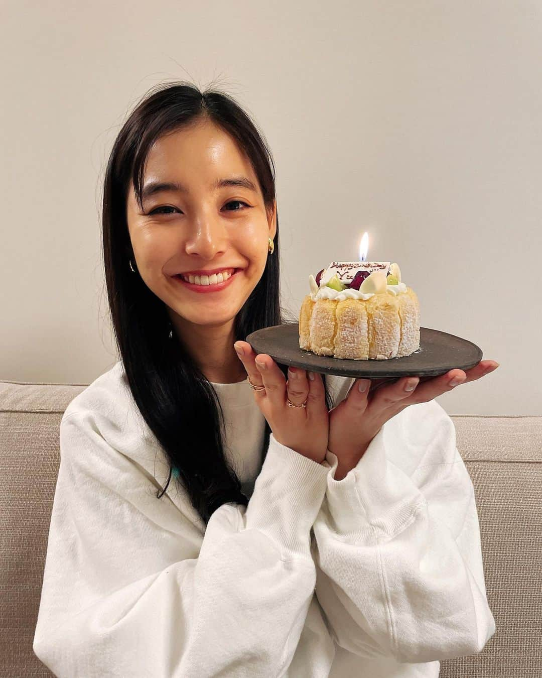 新木優子さんのインスタグラム写真 - (新木優子Instagram)「本日２７歳になりました🎂  ２６歳本当に色んなことがありましたが、たくさんの経験をして充実した１年を過ごすことができました‼︎ ファンの皆様。２６歳も応援してくださり本当にありがとうございました‼︎ たくさんのコメントやタグ付けストーリーなど全部が私にとって大切な宝物です♡  たくさん幸せを貰うことが多いけど、これだけたくさんの幸せな気持ちをもらった分、２７歳もたくさんの報告ができる様がんばります‼︎  ２７歳の私もよろしくお願いいたします🙇🏻‍♀️」12月15日 19時49分 - yuuuuukko_