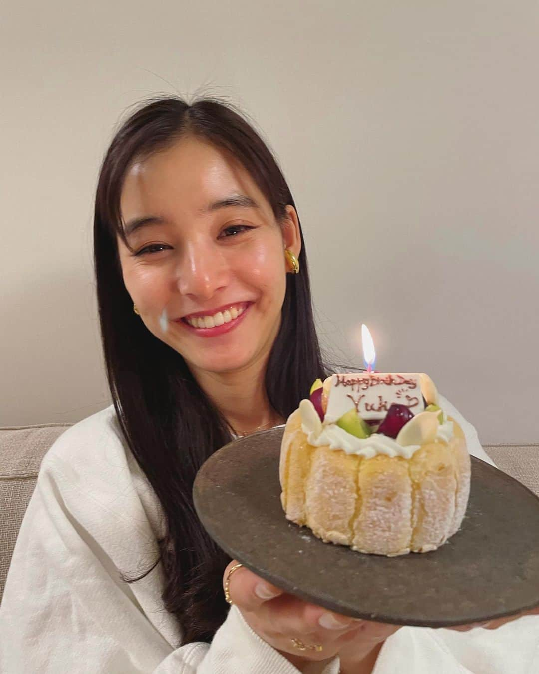 新木優子さんのインスタグラム写真 - (新木優子Instagram)「本日２７歳になりました🎂  ２６歳本当に色んなことがありましたが、たくさんの経験をして充実した１年を過ごすことができました‼︎ ファンの皆様。２６歳も応援してくださり本当にありがとうございました‼︎ たくさんのコメントやタグ付けストーリーなど全部が私にとって大切な宝物です♡  たくさん幸せを貰うことが多いけど、これだけたくさんの幸せな気持ちをもらった分、２７歳もたくさんの報告ができる様がんばります‼︎  ２７歳の私もよろしくお願いいたします🙇🏻‍♀️」12月15日 19時49分 - yuuuuukko_