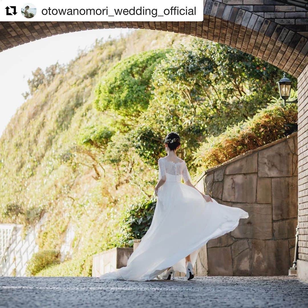 のインスタグラム：「結婚式のドレス選びは、バックスタイルも 風になびくスカートも 注目して欲しいポイントです  #Repost @otowanomori_wedding_official with @get_repost ・・・ 本館エントランスにて…  #葉山ホテル音羽ノ森  #葉山ホテル音羽ノ森別邸ウエディング  #邸宅ウェディング  #一軒家貸切ウエディング  #葉山ウェディング  #プレ花嫁 #ウェディングフォト  #ロケーションフォト  #湘南wedding  #otowanomori_wedding  #hayama #maisonmalta  #葉山ローカルウェディング #lerire_wedding  #novaresewedding  #ノバレーゼドレス  #ノバレーゼウエディング  #ノバレーゼ」