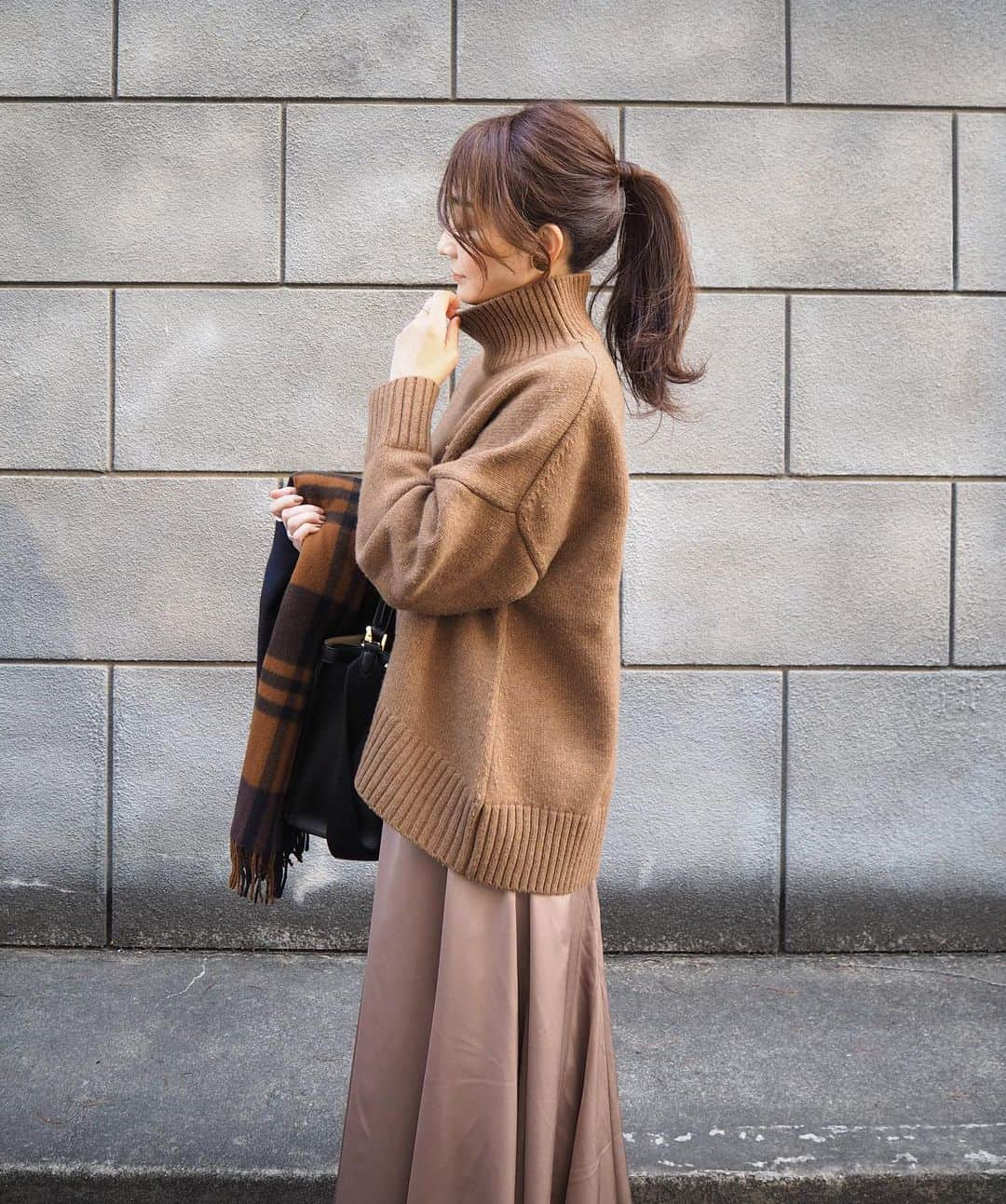 yoko178loveさんのインスタグラム写真 - (yoko178loveInstagram)「#coordinate ． ． love brown ❤︎ ． モカブラウンのマキシスカートは  @sylph_official × @rococo39 ちゃんのコラボアイテム✨ ． 優しいモカブラウンと ツヤ感あるスカートが 女性らしくて可愛い☺︎ ． ． skirt #bonnsylph  knit  @cinoh_official  stole #joshuaellis  ． #cinoh#チノ#ジョシュアエリス #fendi #大人カジュアル #マキシスカート #冬コーデ」12月15日 19時58分 - yoko178love