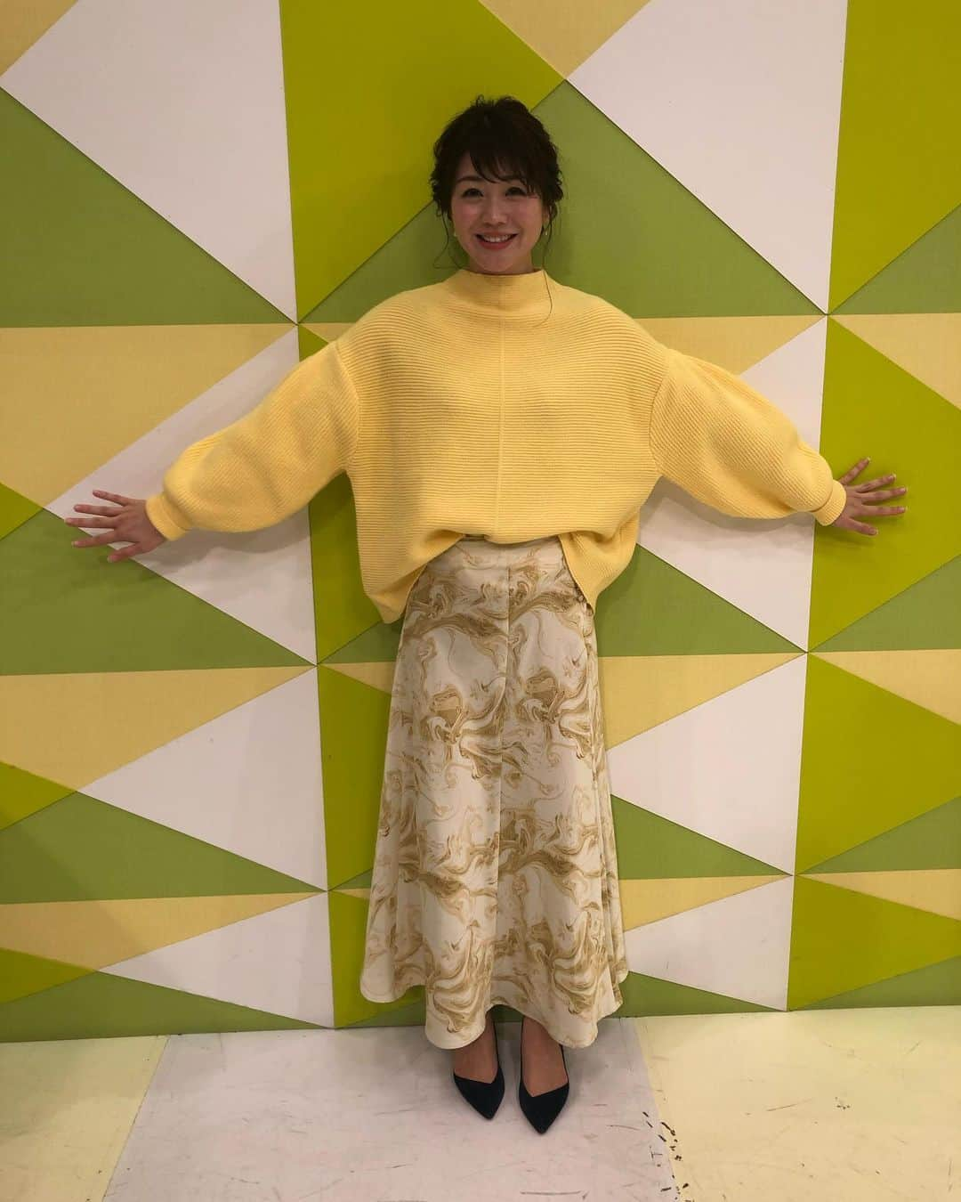 高井瑛子のインスタグラム：「. . 先週も「まるどりっ！」をご覧いただき ありがとうございました。 . . 今回の衣装は、ビタミンカラーの黄色一色でした！ . 旅ちょ。でも黄色、スタジオでも黄色と、眩しい。 . . 黄色は気分が明るくなれるカラーなので好きです。 . お金も貯まりそうなカラー。ふふふ。 . . 衣装の撮影してたら、、 今回は壁の雰囲気と衣装が似ていますね。 私はどこでしょう。状態です。 . 靴は黄色との相性がいいブルーを履きました。 . . 今年も、あとわずかですね。 「まるどりっ！」の年内の放送は、生放送と特番をいれてあと３回です。 . ぜひ、今週もご覧ください☺️✨ . . . ------------------------------------------ #新潟テレビ21 #ux #アナウンサー #まるどり #衣装 #生放送 #アナウンサー衣装 #黄色コーデ #ビタミンカラー #テレビ #コーディネート」