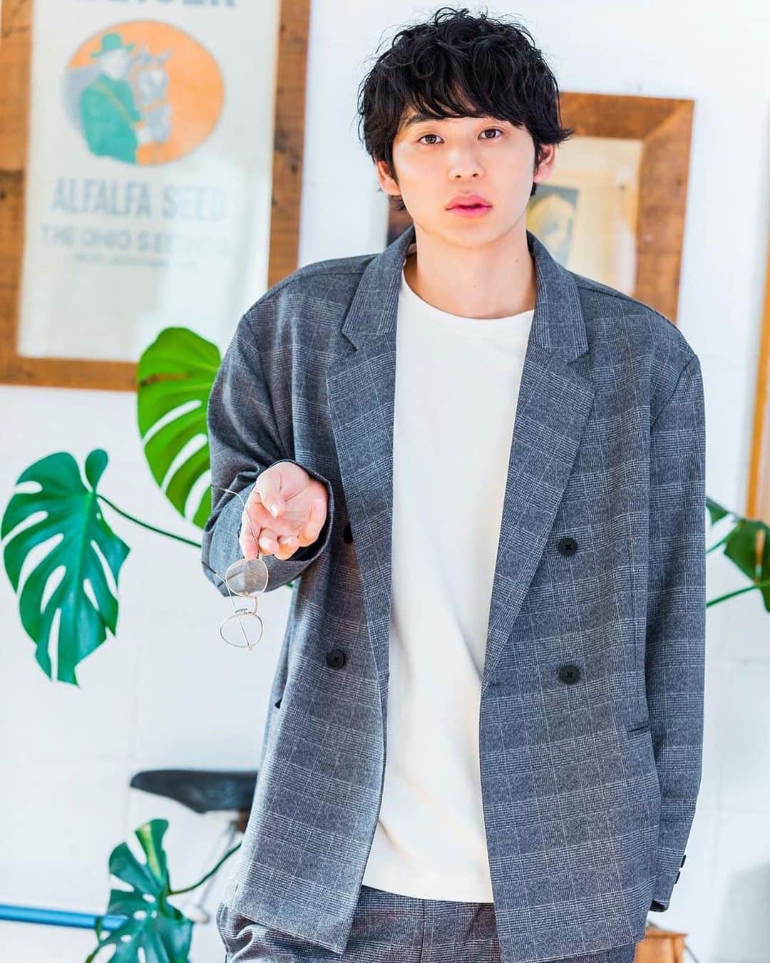 鈴木志遠のインスタグラム：「メガネしっかり持てよって話ですよね。 #fineboys #アベイル」