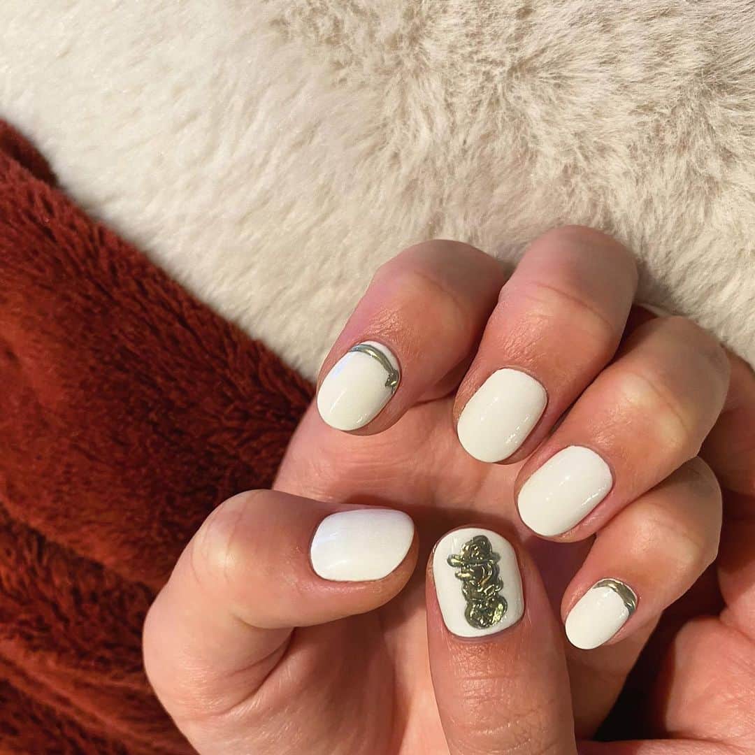 姫野れみのインスタグラム：「. 絶妙なアンティークカラーのミラーで 雪だるまを描いてもらいました☃️♡ 連続で白を選んじゃうくらい 自分の中でブームがきています😌🤍  #nail #gel #gelnail #nailart #naildesign #ネイル #ジェルネイル #ジェル #冬ネイル #ネイルデザイン #ミラーネイル #白ネイル #ネイルアート #クリスマスネイル #ネイルアート #アクセサリーネイル」
