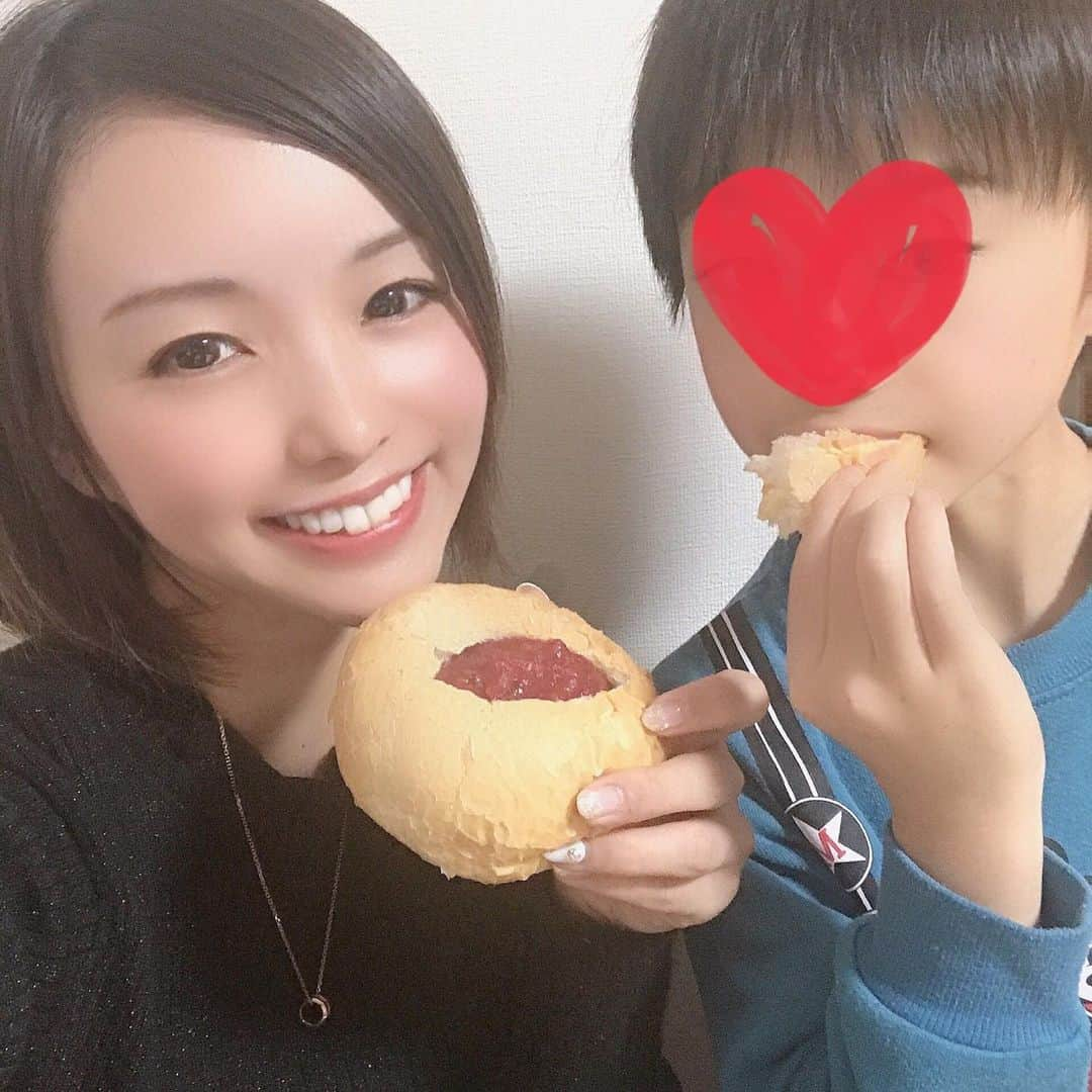 ゆうかさんのインスタグラム写真 - (ゆうかInstagram)「銀座にある大人のジャムパン専門店からお取り寄せ😋💕 . フルーツたっぷりのジャムパン美味しくて息子とぺろっと食べてしまった🥰💕笑 . まずパンのすーっごく良い香りがしてきて感動😭❤️しかも、ふわふわもちもち💕💕 . フルーツのジャムは機械を使わず手作業だからゴロゴロっとしてて、甘すぎず素材の味が生きてるジャムで本当に美味しかった😋💕💕 . また食べたいな😚💖 . 1.シャインマスカット　380円 2.黄金桃　350円 3.究極のラズベリー　380円 4.温州みかんと柚子　300円 . @ginza_tsukitohana ❤️ . みてみてね♡ . 通信販売：https://tsukitohana.official.ec/ （販売数に限りがあり入荷しない場合もあります） . #大人のジャムパン #銀座月と花 #ジャムパン #お取り寄せパン #おすすめパン #食べ比べセット #pr #ママ #パン」12月15日 19時55分 - yuuka_japan