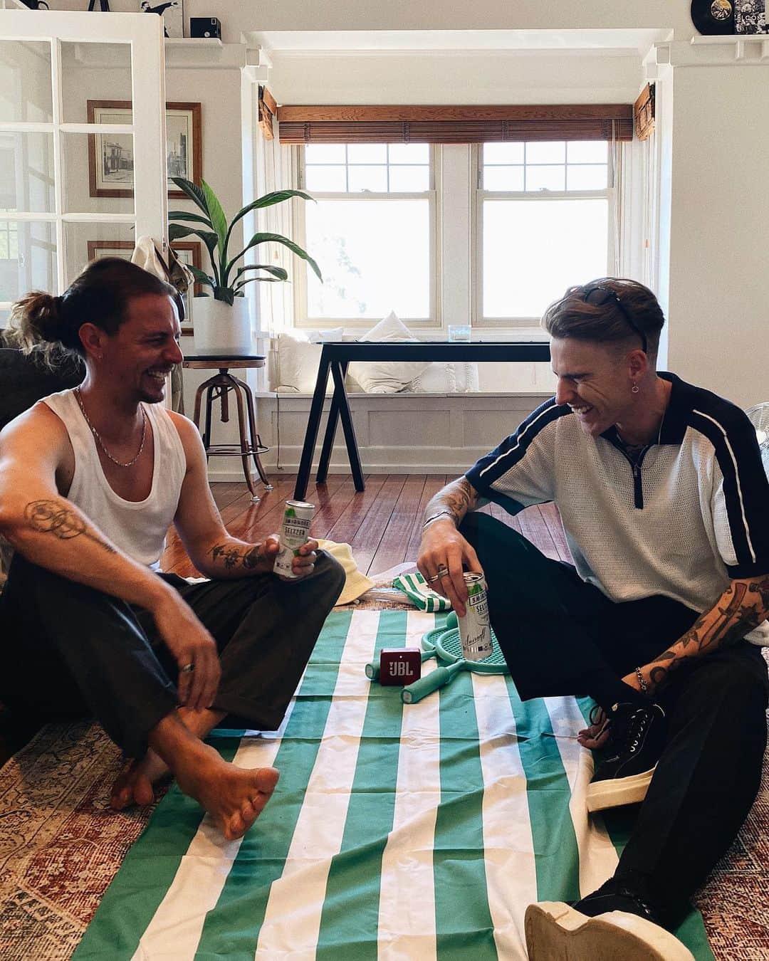 THOMAS DAVENPORTのインスタグラム：「#ad I don't have a suitable backyard, so I have created my own Living Room Festival as part of the Smirnoff Seltzer Party Yard Challenge. Smirnoff Seltzer is bringing the festival to you this Saturday December 19th! Make sure to chuck it in your diaries and tune in for an epic afternoon of homegrown music!  @Smirnoffaustralia #SmirnoffSeltzerPartyYard #DrinkResponsibly」
