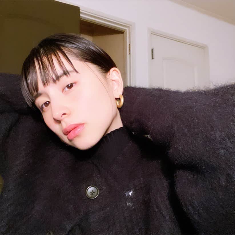 ラブリのインスタグラム：「セーターについてるのは、娘が付けた何かです。  #鼻水が付いても気にしません」