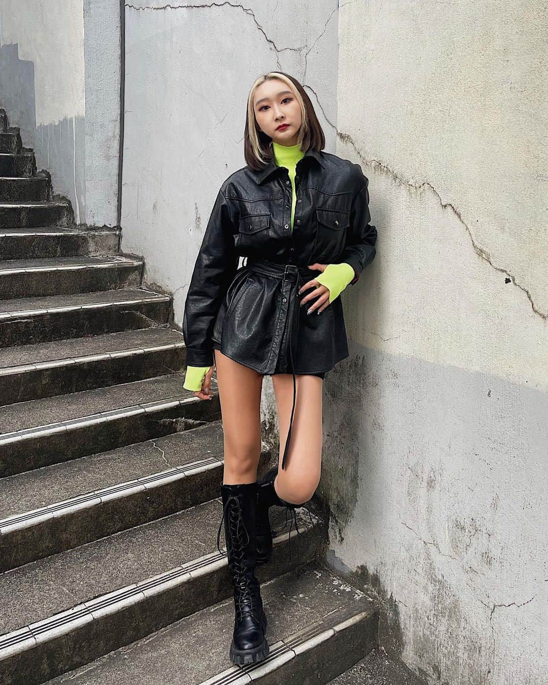 雪琴(YUKI) / DJ YUXIのインスタグラム：「𝐎𝐮𝐭𝐟𝐢𝐭 𝐨𝐟 𝐭𝐡𝐞 𝐝𝐚𝐲💛🖤  #outfitoftheday #helmutlang #zara #レザージャケット #ネオンカラーコーデ  #ブーツコーデ #zaraコーデ」