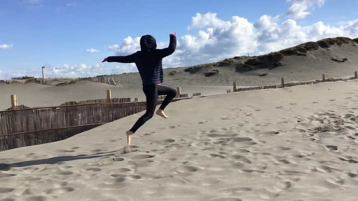 剱持クリアのインスタグラム：「🌞 . くだり逆脚三段🐒 . 爆風爆風爆風だったけど 久々これは楽しかった😇🌪 . . . #砂浜練習 #陸上競技 #三段跳 #triplejump」