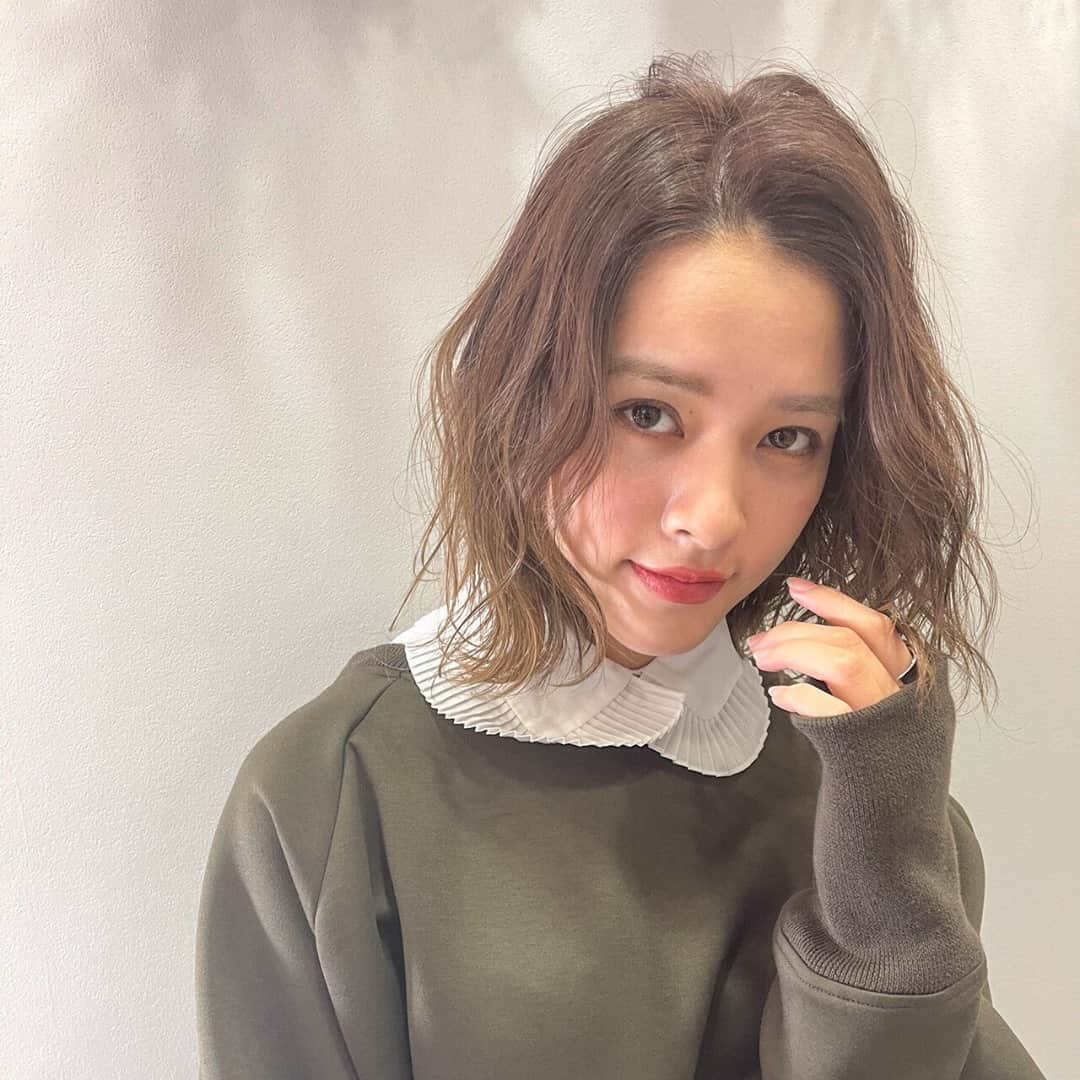 HAIRさんのインスタグラム写真 - (HAIRInstagram)「「ゆるふわスタイリングでみんなの視線を独り占め🙄💋」 HAIR掲載スタイリスト： 和田常経 （ @_hisan_ ） . -----------------------------------------------------------  Follow me👉🏽 @hair.cm  HAIR webサイトは「HAIR（ヘアー）」で検索！✨  -----------------------------------------------------------  HAIRは、お客様の『なりたいを叶えるスタイリスト』が集まるサイトです。  日々スタイリストの方々の素敵なヘアスタイルを掲載しています。  投稿スナップ数約40万の中から、気に入ったスタイルを見つけませんか？  HAIRを通じてサロンに予約もできますよ！💕  ----------------------------------------------------------- . . #パーマ  #センタパート  #簡単スタイリング  #波ウェーブ  #ミディアム  #ヘアスタイル #ヘアカタログ #ヘアカラー #ヘアスタイリング #髮型 #髮型屋 #髮型設計 #发型 #短髮 #日系髮型 #女生髮型 #女生短髮 #염색 #헤어 #단발 #bob #복구펌 #짧은머리 #숏컷」12月15日 20時00分 - hair.cm