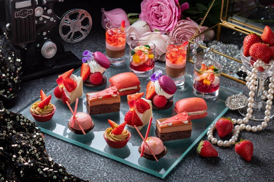Conrad Tokyoのインスタグラム：「1月から始まる新たなアフタヌーンティー「ドルチェヴィータ・アフタヌーンティー」。1960年のイタリア映画、 “La Dolce Vita（「甘い生活」）”にインスパイアされ、日本産のみずみずしいいちごや濃厚なチョコレートなどを使って表現しました。映画の主人公になりきって世界観とアフタヌーンティーをご堪能ください。  Presenting our new afternoon tea "Dolce Vita Afternoon Tea" starting in January! Inspired by the 1960 Italian movie "La Dolce Vita" ("Sweet Life"), it is expressed using fresh Japanese strawberries and rich chocolate. Become the main character of the movie and it’s world view with our afternoon tea!  Share your own images with us by tagging @conrad_tokyo ————————————————————— #コンラッド東京 #コンラッド #ホテル #汐留 #東京 #新橋 #銀座 #港区  #ホテルステイ #ステイケーション #GoToキャンペーン #アフタヌーンティー #ホテルラウンジ #トゥエンティエイト #ConradTokyo #StayInspired #Shiodome #Shinbashi #staycation #gototravel #afternoontea #hotellounge #twentyeight」