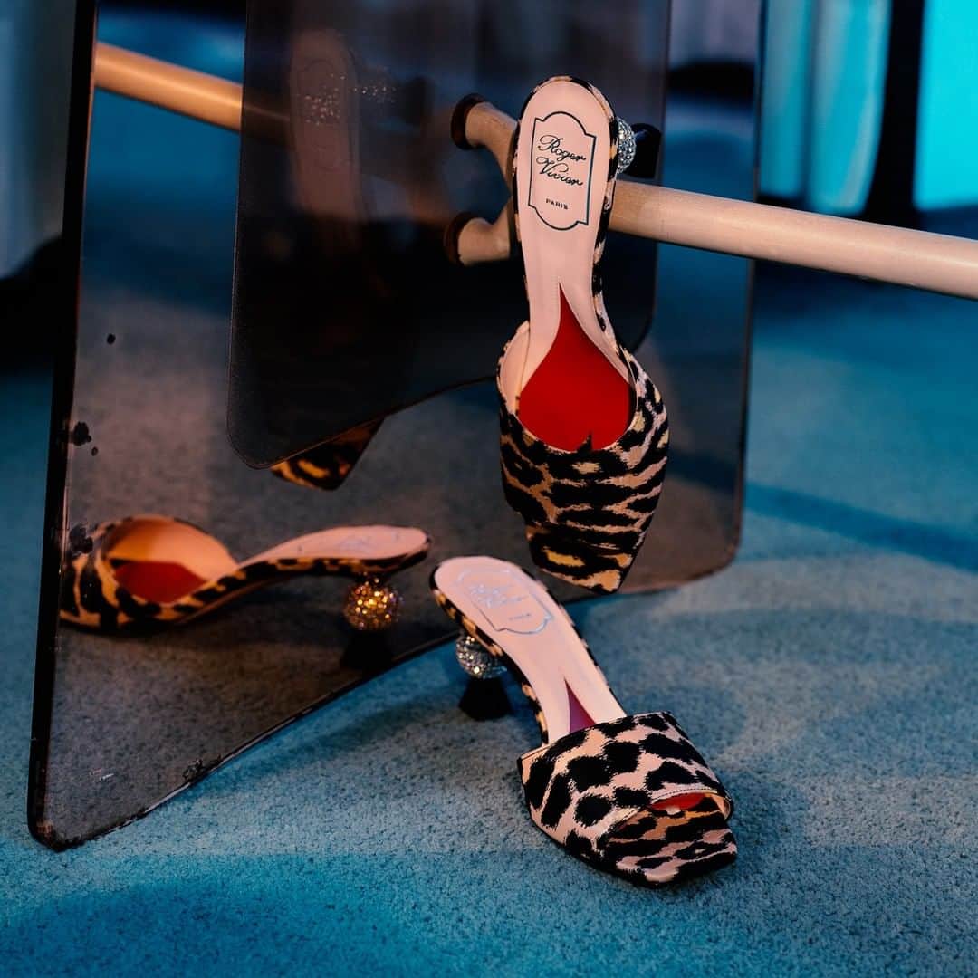 ロジェ・ヴィヴィエさんのインスタグラム写真 - (ロジェ・ヴィヴィエInstagram)「@GherardoFelloni combines a bold leopard print with his interpretation of Marlene Dietrich’s iconic boule strass heel for the Vivier Marlene Strass mules.  #RogerVivier #RVFW20 #GherardoFelloni  Discover the collection through link in bio or visit your nearest Roger Vivier boutique.  Photographer: @IlariaDatri_」12月15日 20時00分 - rogervivier