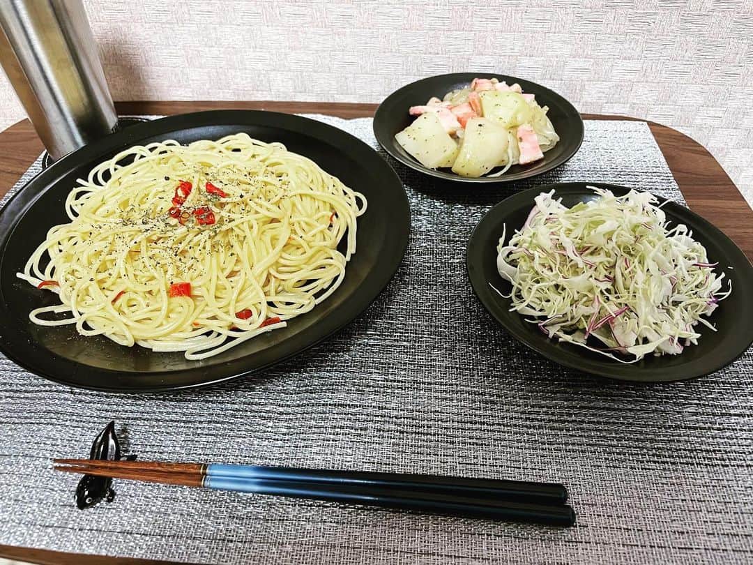 沢村玲/REIのインスタグラム：「ぬはは！飯テロ投稿だぜぇ！  今日は"ペペロンチーノ"と"ジャーマンポテト"を作っちゃいましたー！🤗  そしていよいよ明日はcookpadLiveじゃー！！  今日はこの後インスタライブよろしく！  #ONOXmasLive #ワンエン #料理男子 #料理上手になりたい  #cookpadlive」