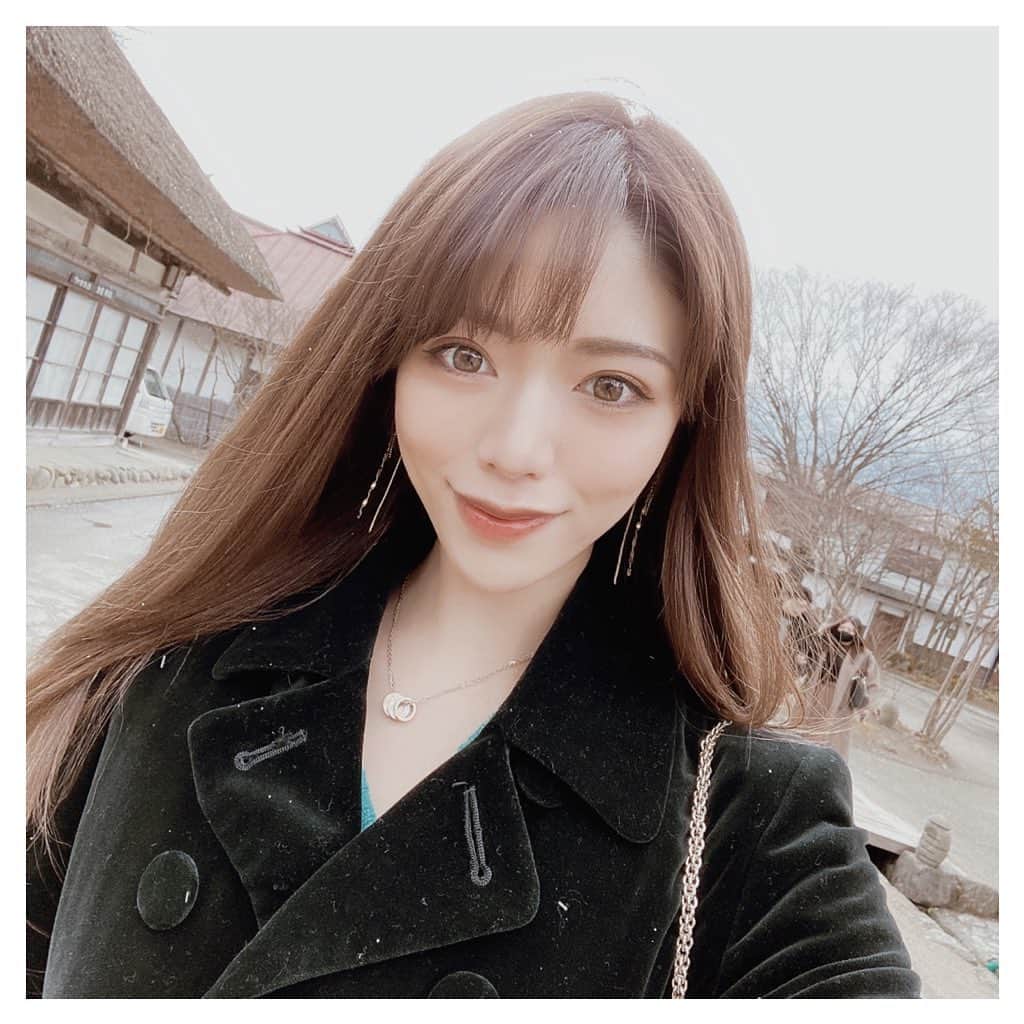 ARIKAのインスタグラム：「大内宿⛄️🐾 . 昔ながらの建物が並んでて素敵な街でした✨ 雪も降り始めてテンションあがった❄ 平野紫耀君が食べてたネギ蕎麦を メインで行ったのに行列で断念しました…笑 平野紫耀効果恐るべし🥺 . #大内宿 #福島 #グルメ #ネギ蕎麦 #おひとり様 #雪 #旅行 #東北旅行 #蕎麦 #三澤屋 #行列 #人気 #trip #冬コーディネート #昔ながらの #workout #makeup #hair #me #girl #swag #l4l #love #selfie #bestoftheday #followme #dog #lovedogs #お洒落さんと繋がりたい」