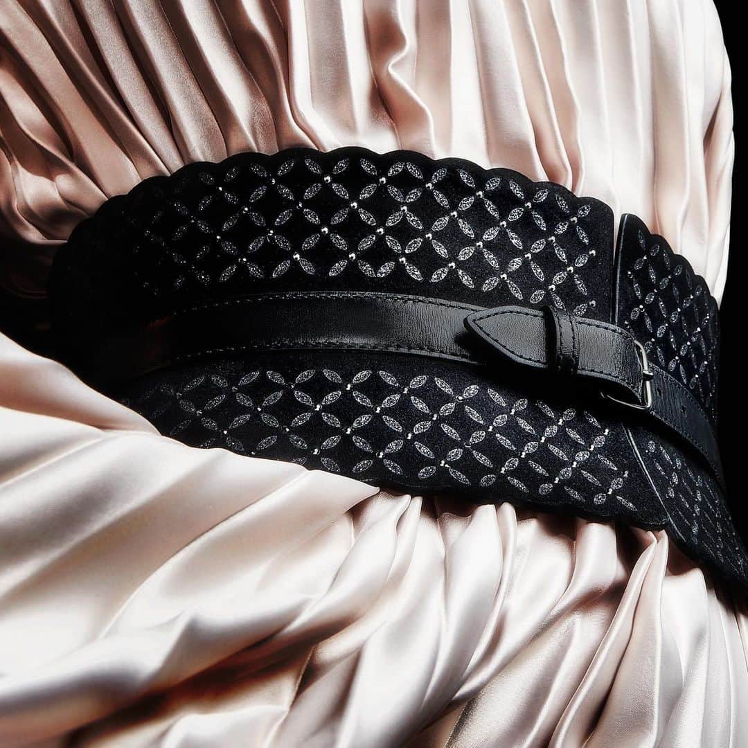 SWAROVSKIさんのインスタグラム写真 - (SWAROVSKIInstagram)「@maisonalaia showcases how to use Swarovski crystals in the most sophisticated way. This leather corset belt is decorated with Xirius Rose crystals—the effect is striking and subtle at the same time.  #Swarovski #SwarovskiForProfessionals #AzzedineAlaia #MaisonAlaia #Alaia」12月15日 20時04分 - swarovski