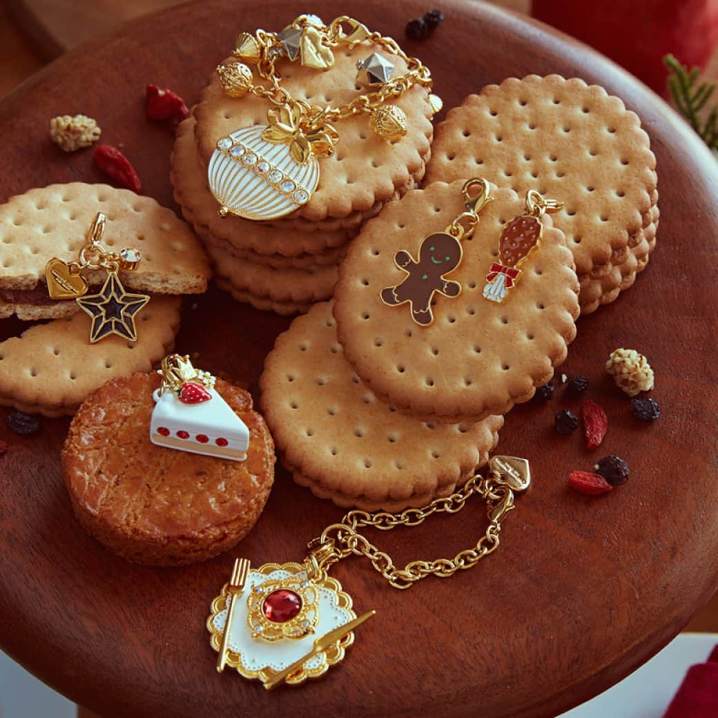 のインスタグラム：「#2020holidaycollection  🎄🥂❄️🍰🍴 𝙃𝙖𝙥𝙥𝙮 𝙃𝙤𝙡𝙞𝙙𝙖𝙮 𝙃𝙤𝙢𝙚 𝙋𝙖𝙧𝙩𝙮!!  おうちで過ごす時間が増えた今だからこそ、 HAPPYになれるサマンサタバサプチチョイス こだわりのアイテムを❤️  ＼ストーリーアーカイブよりcheck👆🏻／  パーティに欠かせないシュワシュワのシャンパンや、 甘いケーキ、パーティを盛り上げるごちそうたち…🌟  そんな幸せが詰まったHome Partyを イメージしたアイテムラインナップ❗️  #samanthathavasapetitchoice #サマンサタバサプチチョイス #christmas#クリスマス #クリスマスコレクション#限定アイテム」