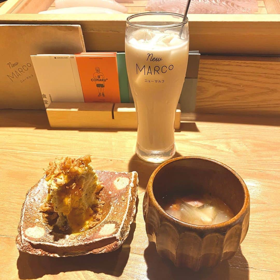 岡田美里さんのインスタグラム写真 - (岡田美里Instagram)「三軒茶屋のニューマルコに行ってきました🥺  前菜の五種盛りは見た目も豪華で、もちろん味も全部美味しかった✨ こんなおうちご飯作りたいねーって言いながら食べてた🙄  〆のいくらご飯は間違いない◎  最後の写真に写ってるスープはお通しのポトフ ほんまに濃厚でこんなポトフ初めてって感じだった…！  店内も若い女の子でいっぱいだったけど、早めの時間に行って短時間でサクッと出ました😌 他にも気になるメニューがいっぱいあったな…💭  #三軒茶屋　#三軒茶屋グルメ #ニューマルコ」12月15日 20時06分 - okada__misato