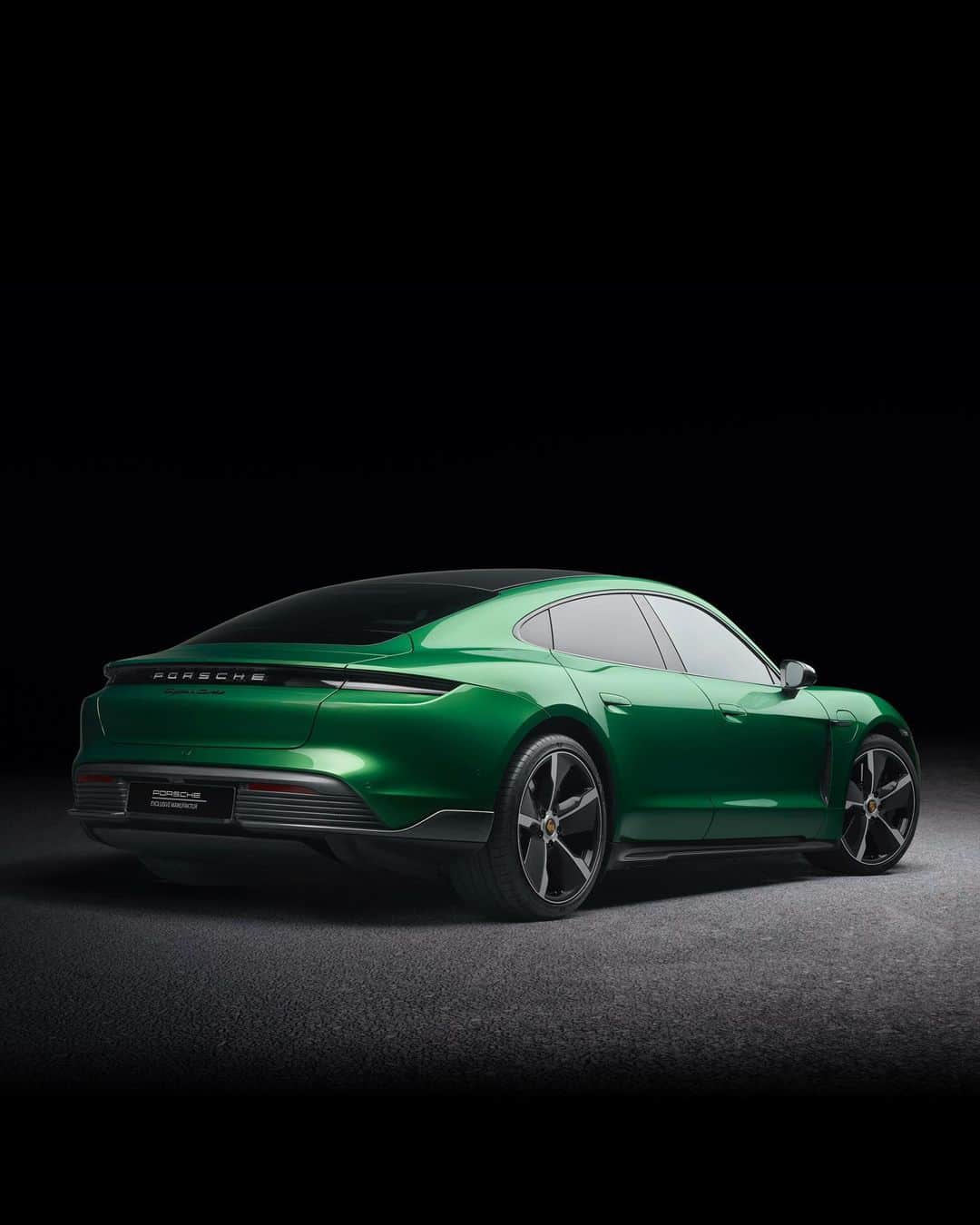 Porscheさんのインスタグラム写真 - (PorscheInstagram)「​A Taycan dream in Mamba Green. ​Porsche Exclusive Manufaktur highlights its defining features through its SportDesign package carbon, including a front apron with inlays in carbon and 21-inch Taycan Exclusive Design wheels with aeroblades in carbon. #PorscheExclusiveManufaktur __ Taycan Turbo: Electricity consumption combined: 28,0 kWh/100 km; CO2 emissions combined: 0 g/km  https://porsche.click/DAT-Leitfaden  Status: 12/2020」12月15日 20時15分 - porsche
