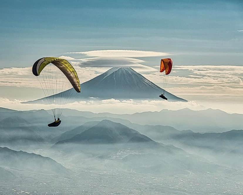 登山*トレッキング*アウトドア『.HYAKKEI』さんのインスタグラム写真 - (登山*トレッキング*アウトドア『.HYAKKEI』Instagram)「﻿ パラグライダーと富士山の素敵なコラボです🗻﻿ 気持ちよさそうですね〜！！✨﻿ 時が止まったような感じがします……😌﻿ ﻿ ﻿ photo by @migehiga﻿ ﻿ ﻿ ﻿ ﻿ あなたの山の思い出picを#hyakkeime で投稿してください！みんなで素敵なお山ギャラリーをつくりましょー！﻿ ﻿ ﻿ ﻿ #登山好きな人と繋がりたい #登山 #山登り #山歩き #山が好き #landscape #絶景 #日本の絶景 #as_archive #vsco #reco_ig #光と影 #富士山」12月15日 20時09分 - hyakkei_me