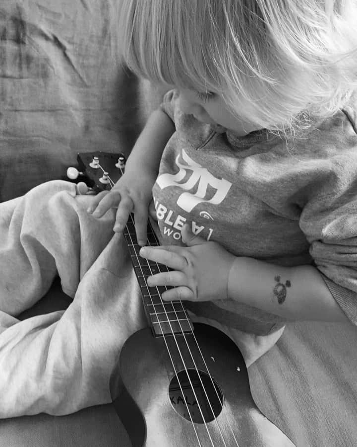ペニーレ・タイスベックのインスタグラム：「Happy birthday to our little sunshine♥️🇩🇰  You bring so much love and laughter into our family with your calming soul, but at the same time wild and fearless spirit♥️  Already the most caring big brother at the age of TWO years💔  We love you Bobs 💘」