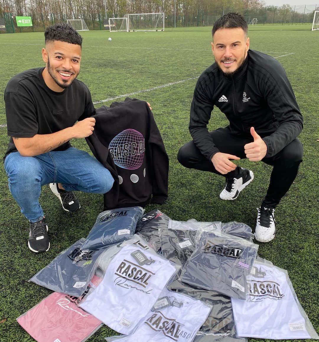 F2Freestylersのインスタグラム：「🚨£250 RASCAL GIVEAWAY🚨 Day 3 of #F2DaysofChristmas and we’re giving away £250 Rascal voucher! 👕👖 All you need to do is follow @rascal_clothing and tag 2 friends below! 👇 Congratulations to yesterday’s signed Sancho winner! Keep an eye on stories to see the winner! 👀🏆 Good luck! 👊」
