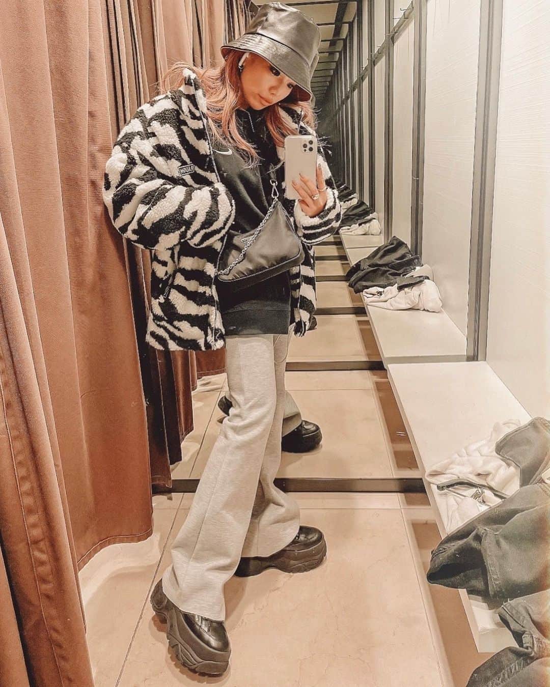 ✷kana✷のインスタグラム：「🦓🖤 . . @raugh___official  🦓ボアジャケ！派手好きにはたまらんよ！ かーなーり暖かでした◎ . @esutoreja  フレアスウェットパンツだけど、 この素材めーーっちゃ楽だし気持ちいの！！ なんていうのかな！薄く見えるんだけど わたありでとにかく履き心地◎ . 今日は年内最後の美容day詰め込みました！ 今年お世話になった人たちに 挨拶できてよかった♡♡♡ やりらふぃ〜♡←ぇ . #RAUGH #RAUGHコーデ #esutoreja #esutorejaコーデ #esutorejasnap」
