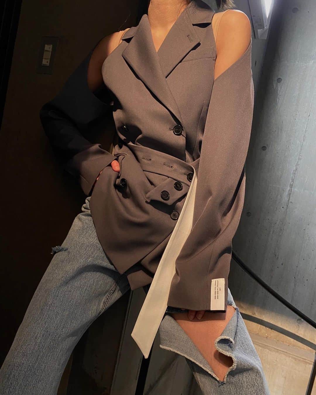 のインスタグラム：「Mood🤎 >>> @rokhofficial   ✔️Blazer w/Sleeve ¥156,000 + Tax ✔️Denim Pants Side Slit ¥42,000 + Tax  @restirofficial  RESTIR.com RESTIR STYLISTS APP RESTIR BOUTIQUE  #restir #リステア #rokh #ロク #jacket #ジャケット #デニム #womensfashion」