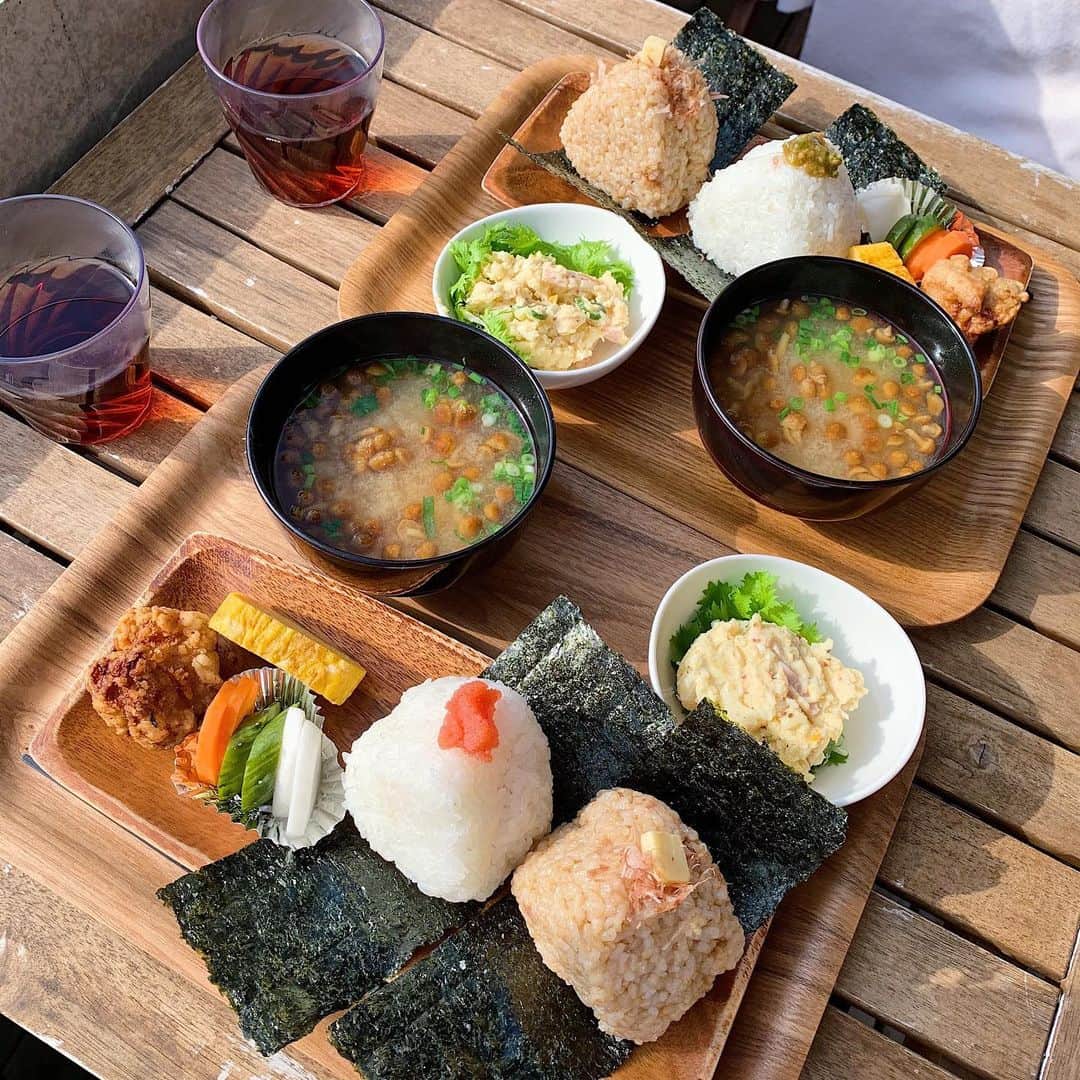 AKARIのインスタグラム：「#かまくらむすび茶屋  ここのおむすび食べたい！鎌倉いこ！ってなって ふらっと行ってきた🍙💓💓  こうゆうご飯いいよね〜〜😚」