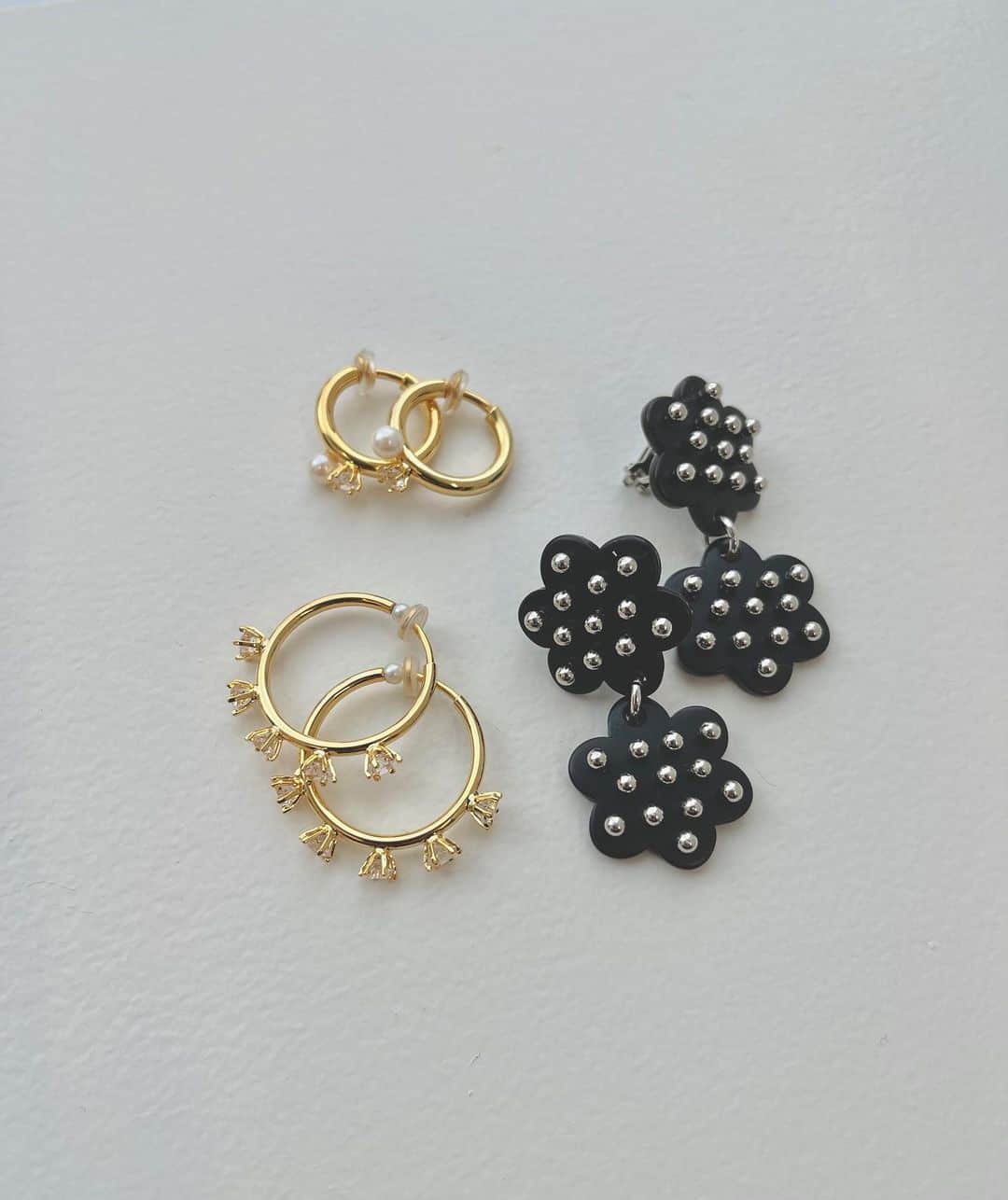 のインスタグラム：「つぶつぶした感じがお気に入り☾  #styleofday  #styleoftheday  #earrings  #earring  #earcuff  #earcuffs  #pearlearrings  #pearlearring #hoop  #hoopearrings  #pearlnecklace #うれしい😊  #フープピアス  #フープイヤリング  #イヤリング #イヤカフ #イヤーカフ  #ノンホールピアス  #ピアスに見えるイヤリング  #アクセサリー好き  #アクセサリー好きさんと繋がりたい  #アクセサリー好きな人と繋がりたい  #パールイヤリング」