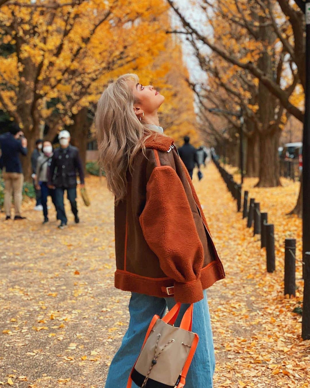 雨森はなこのインスタグラム：「ギリギリ紅葉みれた🍁 写真で右側の木は葉っぱ消えかけてたけどゆっくり散歩しながら素敵なイチョウの紅葉みれたからよきよき♥️ 動画はキレイなイチョウ雪☃️🍁 てかイチョウの漢字みてると銀杏たべたくなってくるよね、わかる？😳😳😳 #紅葉#いちょう並木#外苑前 #instagood#instadaily#autumn#autumnleaves#yellowvibes」