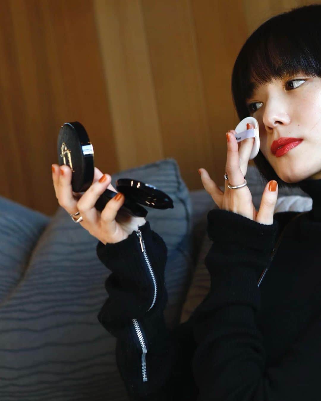 Mikako さんのインスタグラム写真 - (Mikako Instagram)「@diormakeup のクッションファンデの艶感すごく好きです。🖤 24時間美しい仕上がりが続くんだって！  #ディオールスキンフォーエヴァー」12月15日 20時17分 - mikako_faky