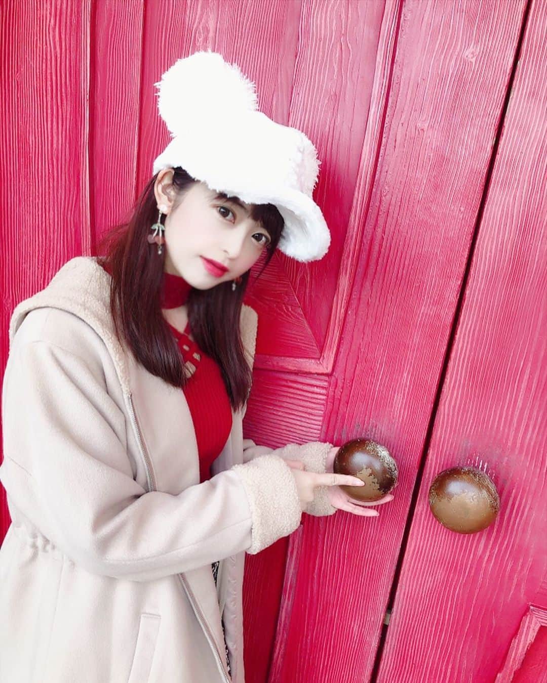 のインスタグラム：「ディズニー🎵✨  #ディズニーランド　#ミッキー　#ドア　#red #memory #happy #miyours #コート　#セクシー　#可愛くなりたい #japanesegirl #japanesemodel #instagram #instagood」