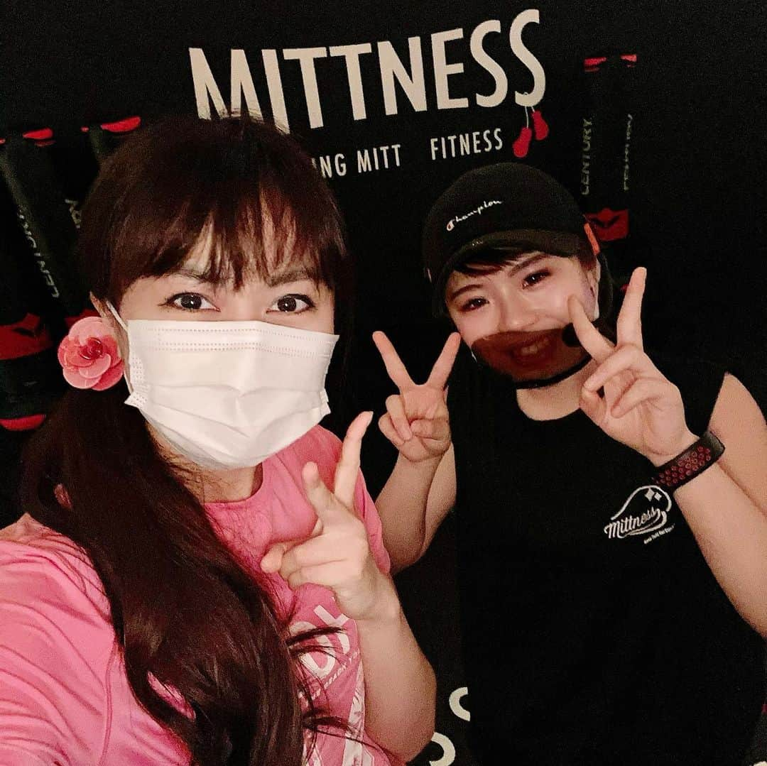 野本愛さんのインスタグラム写真 - (野本愛Instagram)「ミットネス @mittness_official で筋トレ系のレッスンに行ってきたよ😃❣️﻿ ﻿ 腹筋やヒップアップ、二の腕などを引き締められるレッスン✨✨﻿ ﻿ いつも運動不足気味だから、﻿ ハードだったけど、﻿ このレッスンを最後まで﻿ しっかりできるようになりたい❣️❣️﻿ って思った😆✨✨﻿ ﻿ 新たな目標ができたよ😊💕﻿ ﻿ ミットネスは、HOME MITTNESSという﻿ おうちでレッスン動画を見ながら﻿ トレーニングをできるようにもなってるから、﻿ スタジオに行けない時は、﻿ ほぼ毎日お家でもミットネスしてるよ❣️❣️﻿ ﻿ 先生みたいにパワフルに動けるように　なりたいなぁー🥰🥰🥰🥰🥰﻿ ﻿ #ミットネス﻿ #mittness﻿ #ワークアウト﻿ #ワークアウト女子﻿ #フィットネス﻿ #ボディメイク﻿ #gym﻿ #pr﻿ #workout﻿ #bodymake﻿ #fitness﻿ #ボクササイズ﻿ #boxercise﻿ #キックボクシング﻿」12月15日 20時21分 - himemode