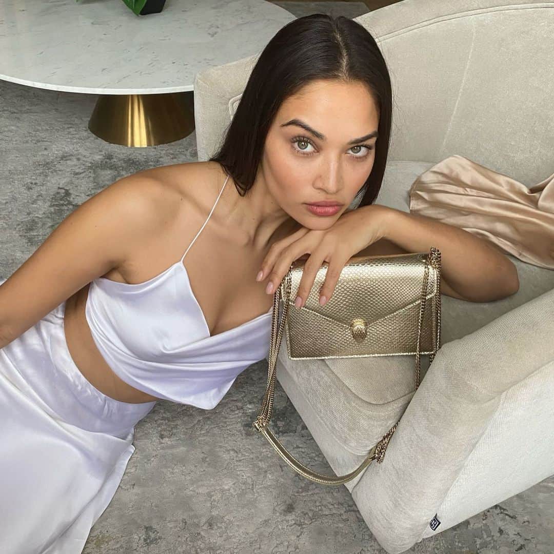 シャニーナ・シャイクのインスタグラム：「Everyone wants a forever....Thank you @bulgari for making my wish come true this Christmas #SerpentiForever #Morethanawish #Bvlgariaccessories #ad」