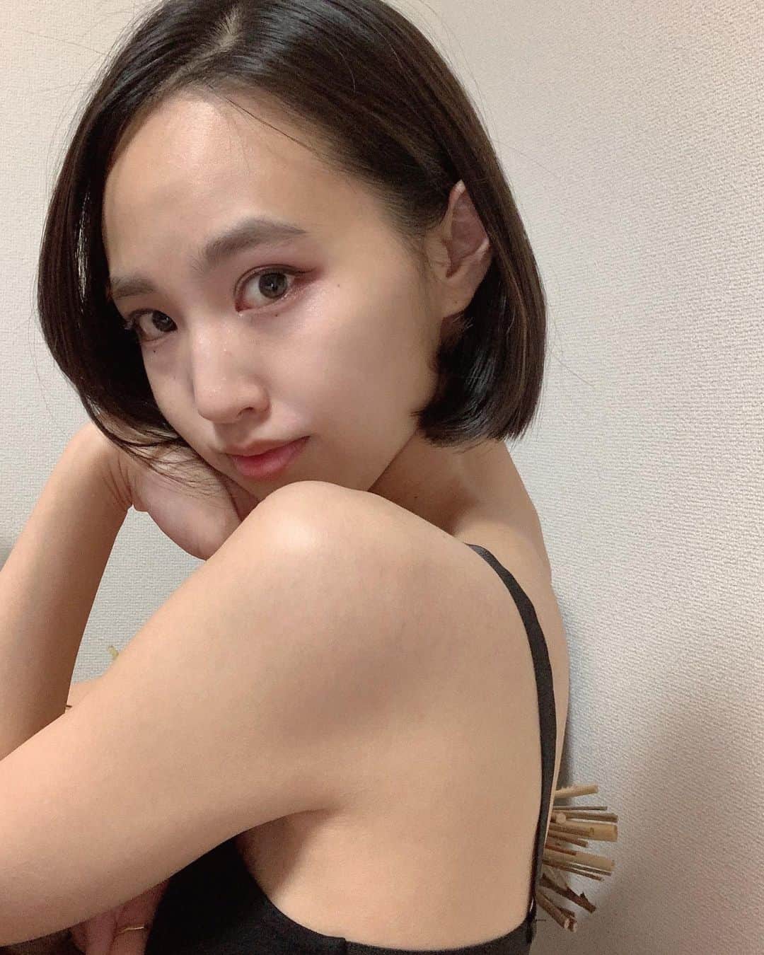 三戸セリカのインスタグラム：「結局切っちゃった︎︎︎︎けど、しっくりくるね？ ロング願望はウィッグで叶えようかな、  カット @matsuda1212  ラッシュリフト @shiba_moe  →→ @hairsaloncuffa」