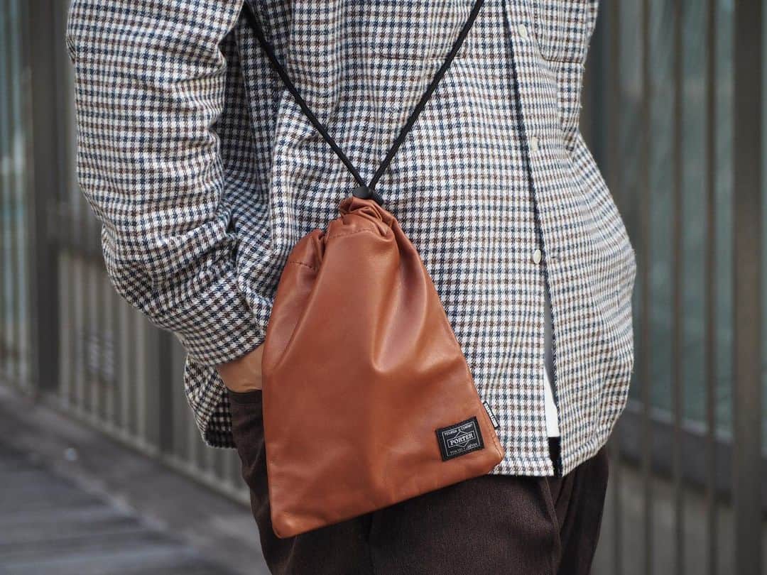 B JIRUSHI YOSHIDAのインスタグラム：「【NEW ARRIVAL】 〈WACKO MARIA × PORTER〉 LEATHER SHOULDER POUCH ・ 毎シーズンご好評頂いております＜WACKO MARIA × PORTER＞のショルダーポーチ。今回はレザーとレオパード柄の2種類が入荷しました。 ・ レザータイプは上質なカウハイドを使用。柔らかく肌触りの良い質感です。裏にはナイロン生地の裏地もつきます。 ・ 容量はロングウォレットやスマートフォンが入るいわばワンマイルバッグ。長めに設定されたショルダーストラップは、調節パーツが設けられ、あらゆるスタイルで楽しめる仕様です。 男女問わず休日用のバッグとしてオススメです。 ・ COLOR: BLACK, BROWN ¥20,000+TAX ・ #bjirushiyoshida #B印YOSHIDA #代官山 #daikanyama #TOKYO #BEAMS #ビームス #yoshidakaban #吉田カバン #ポーター  #porter #비지루시요시다 #도쿄 #다이칸야마 #빔스 #빔즈 #포터 #데일리룩 #백팩 #b印yoshidalineup #wackomaria #guiltyparties」