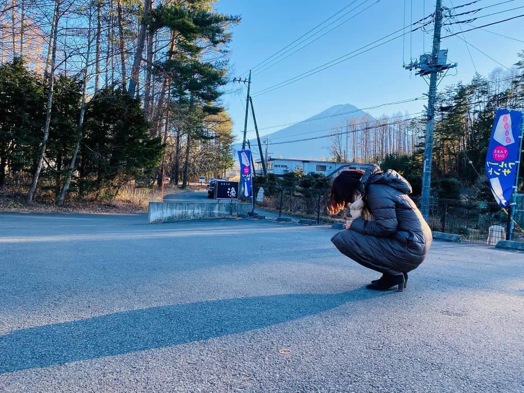 のインスタグラム：「今朝は県内、今季1番の冷え込み！ 中継も寒かった😂 （本番前、寒さに耐える私と富士山。 今日も富士山は綺麗だった）  寒がりの私にとってはつらい季節になりました。  ただ中継は明るく楽しく温かい気持ちで頑張ります😊🔥  #富士山 #富士河口湖町 #寒がり #寒がり代表 #山梨県 #山梨 #yamanashi #甲府 #アナウンサー #ラジオパーソナリティ #ラジオパーソナリティー #ラジオ #radio #radiko #山梨放送 #ybsラジオ #小松千絵 #山梨スピリッツ #山梨スポーツ #スポーツ好き」