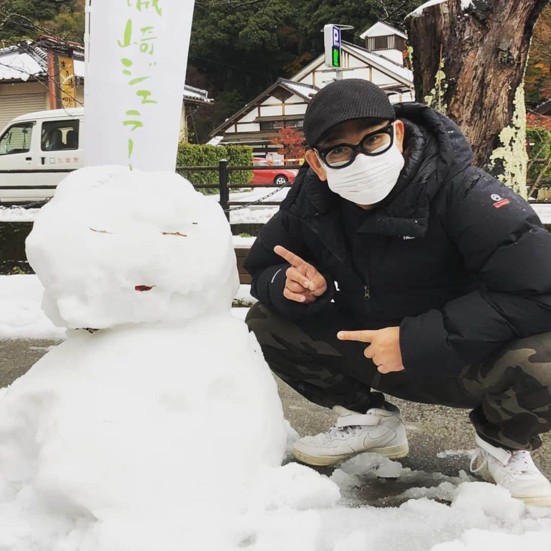 兵動大樹さんのインスタグラム写真 - (兵動大樹Instagram)「久しぶりに雪だるま見ました。 記念撮影しました。 昔話のかさじぞうの令和版のハンチング雪だるまにもしてみました。 #ハンチング雪だるま #お礼で今日の夜 #家の前にプレゼント届くかな？ #ただハンチングは回収しました。」12月15日 20時28分 - daiki.hyodo